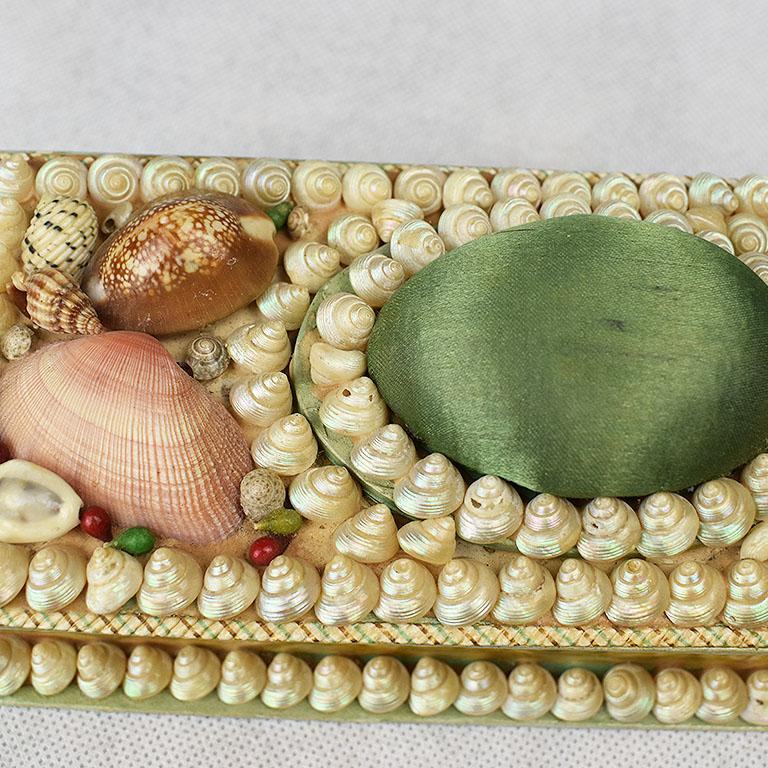 Anglais Boîte Keepsake rectangulaire incrustée de coquillages avec couvercle en soie verte en vente