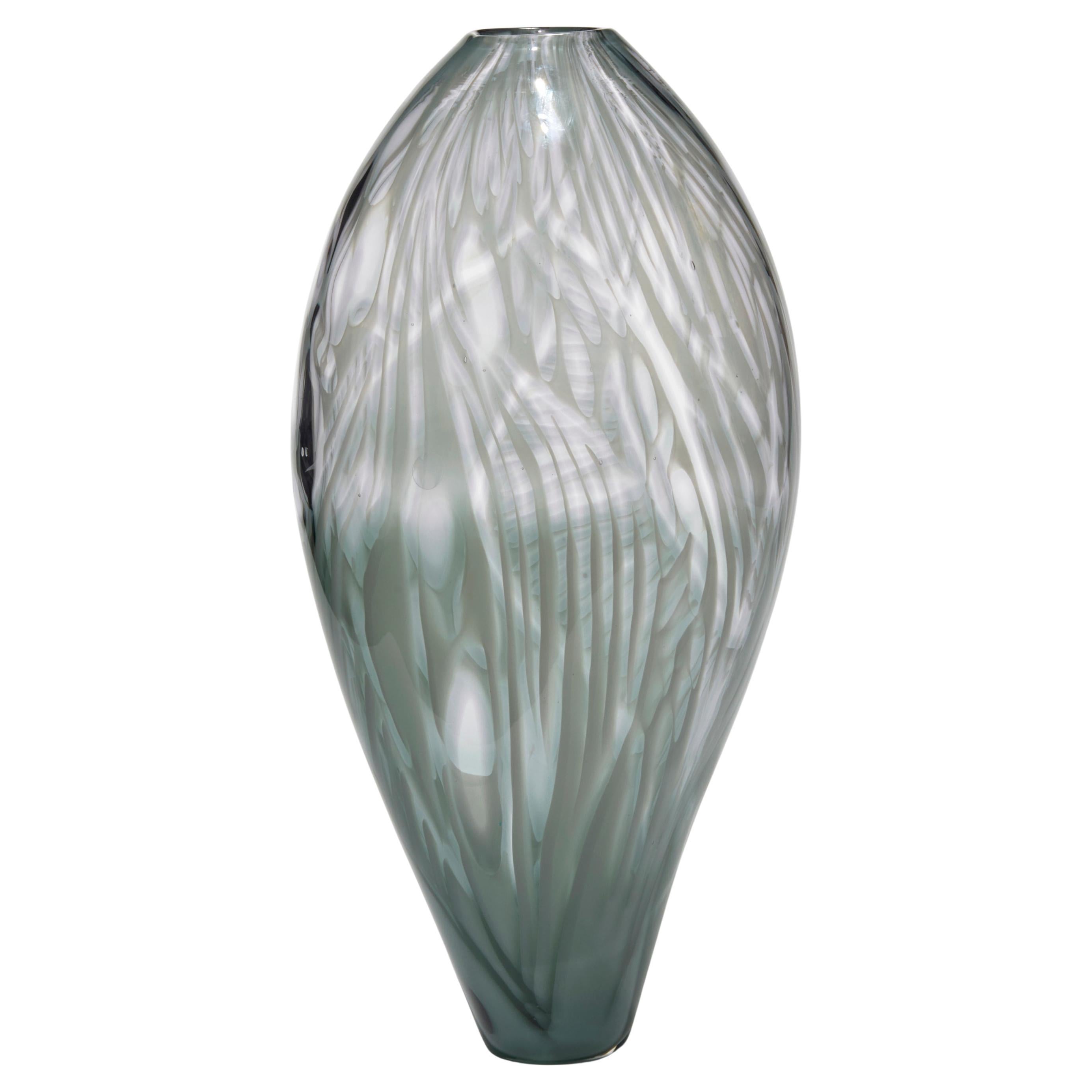 Shell Flower, un vaso in vetro grigio e trasparente soffiato a mano di Michèle Oberdieck in vendita