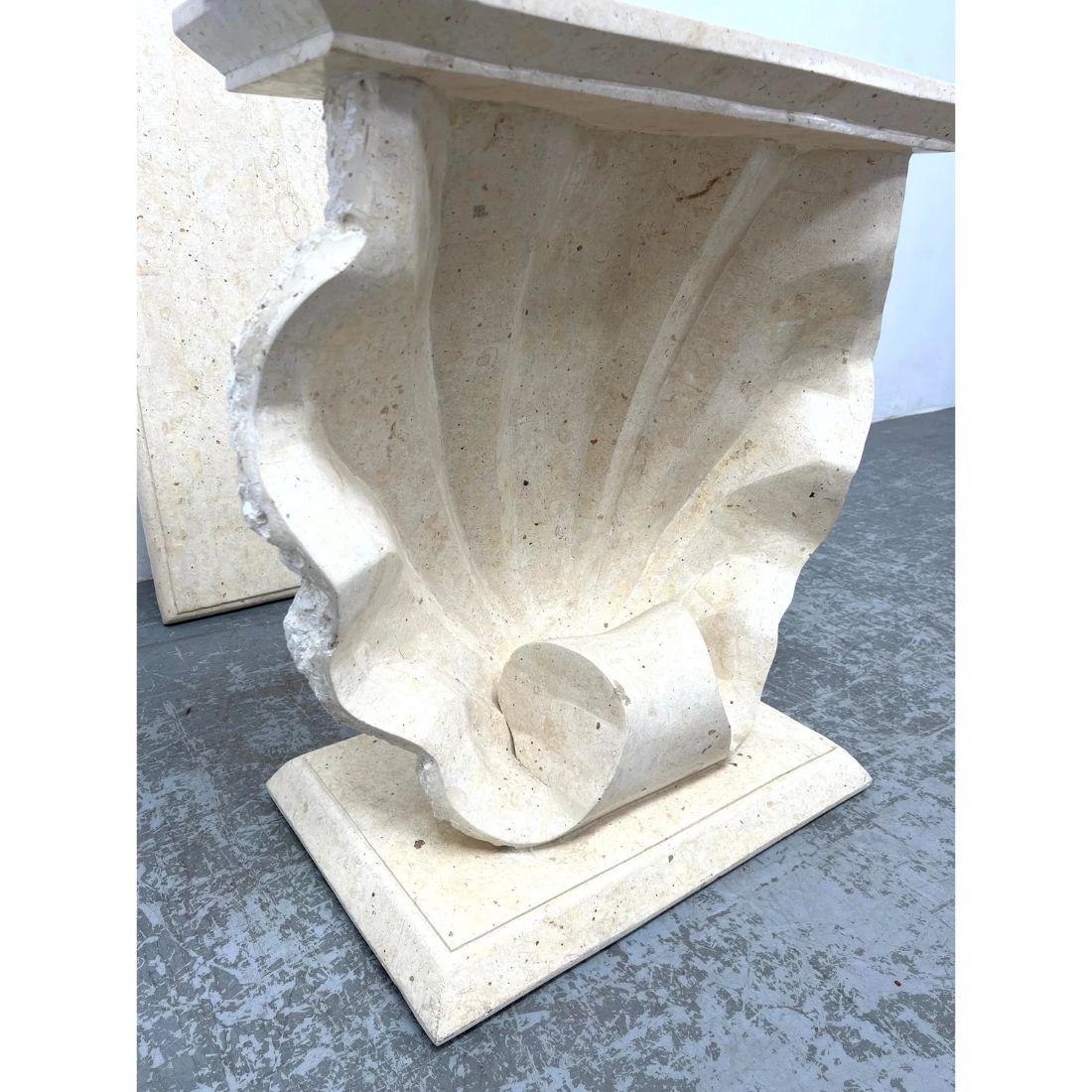 Consolle con base a conchiglia e piano in pietra con bordi smussati in finitura bianco crema.