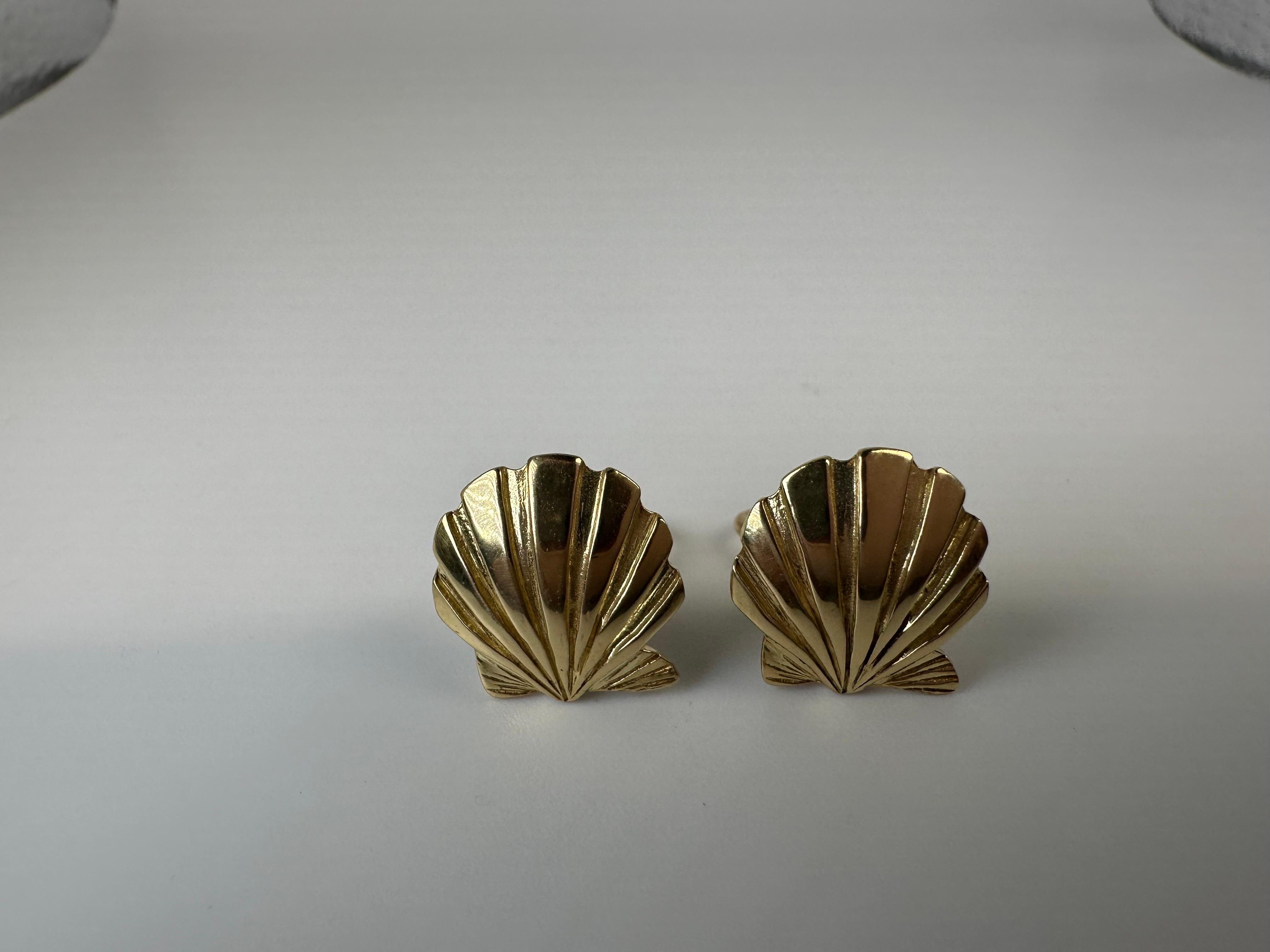 Cute shell earrings in 14KT yellow gold. Carved to perfection and a nice size for everyday wear!

GOLD: 14KT gold
Grams:7.29
Item: 42500037apf

WHAT YOU GET AT STAMPAR JEWELERS:
Stampar Jewelers, located in the heart of Jupiter, Florida, is a custom