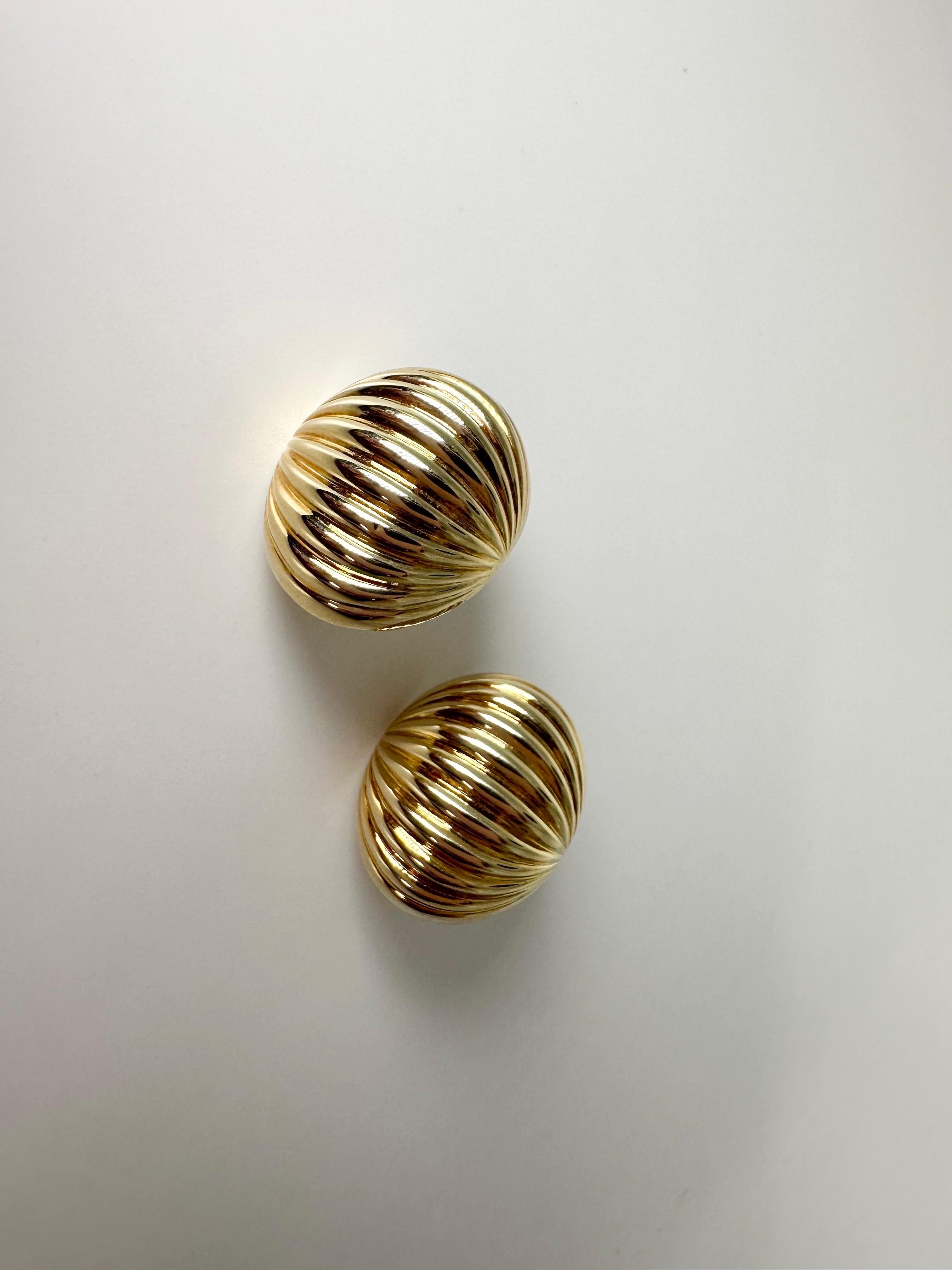 Stunning on the ears!!! Take a look at these unique shell earrings, made with excellent craftsmanship and texture in 14KT yellow gold. These are omega clips for extra comfort!

GOLD: 14KT gold
Grams:5.51
size: 7.5
Item#: 425-00011KAT

WHAT YOU GET