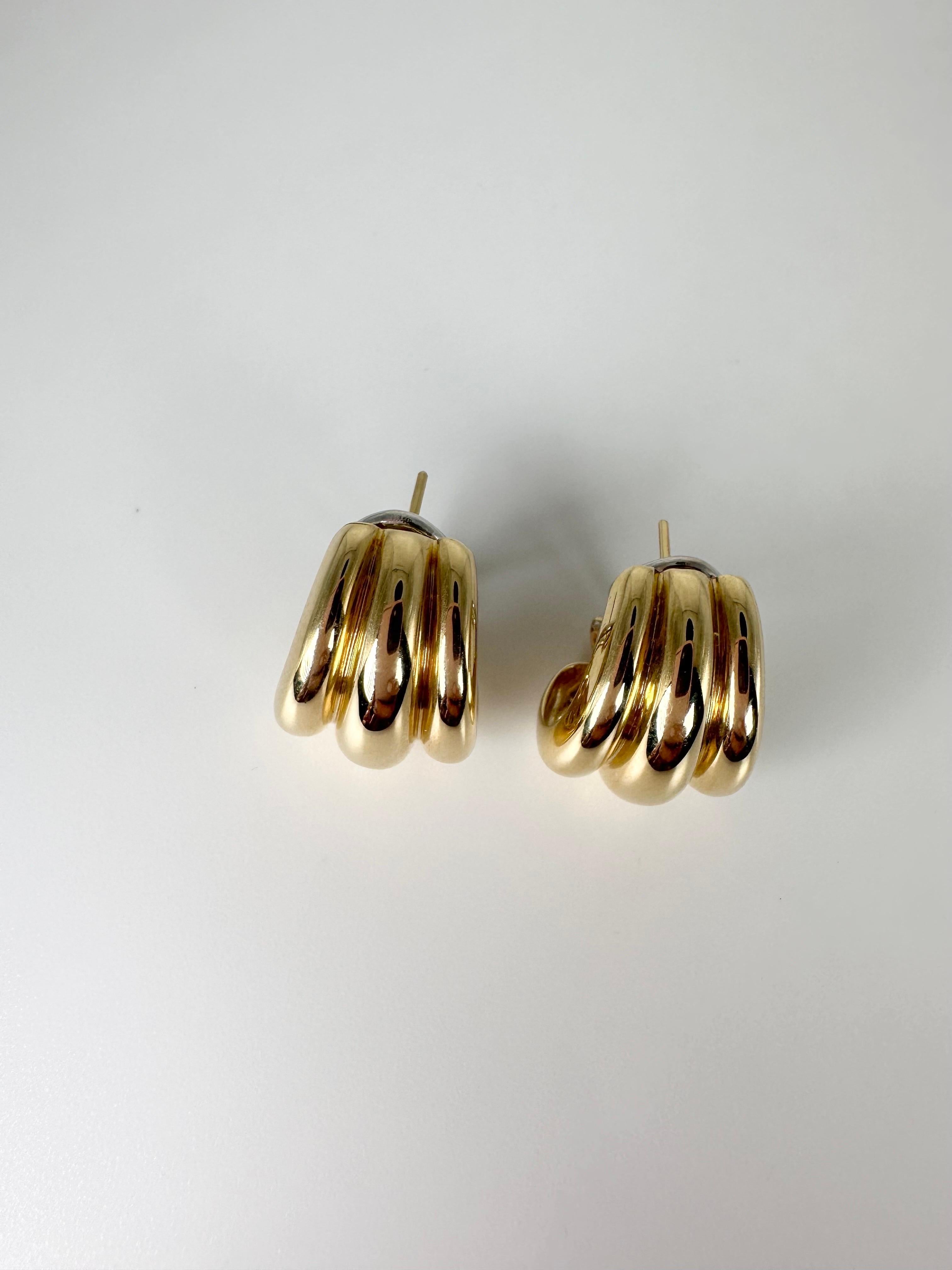 Classy gold earrings made in 18kt yellow gold, they look great with any outfit and feel very comfortable when on ear, inspired by shells by the sea, enjoy these beautiful works of art evening or day!

GOLD: 18KT gold
Grams:10
Item#: