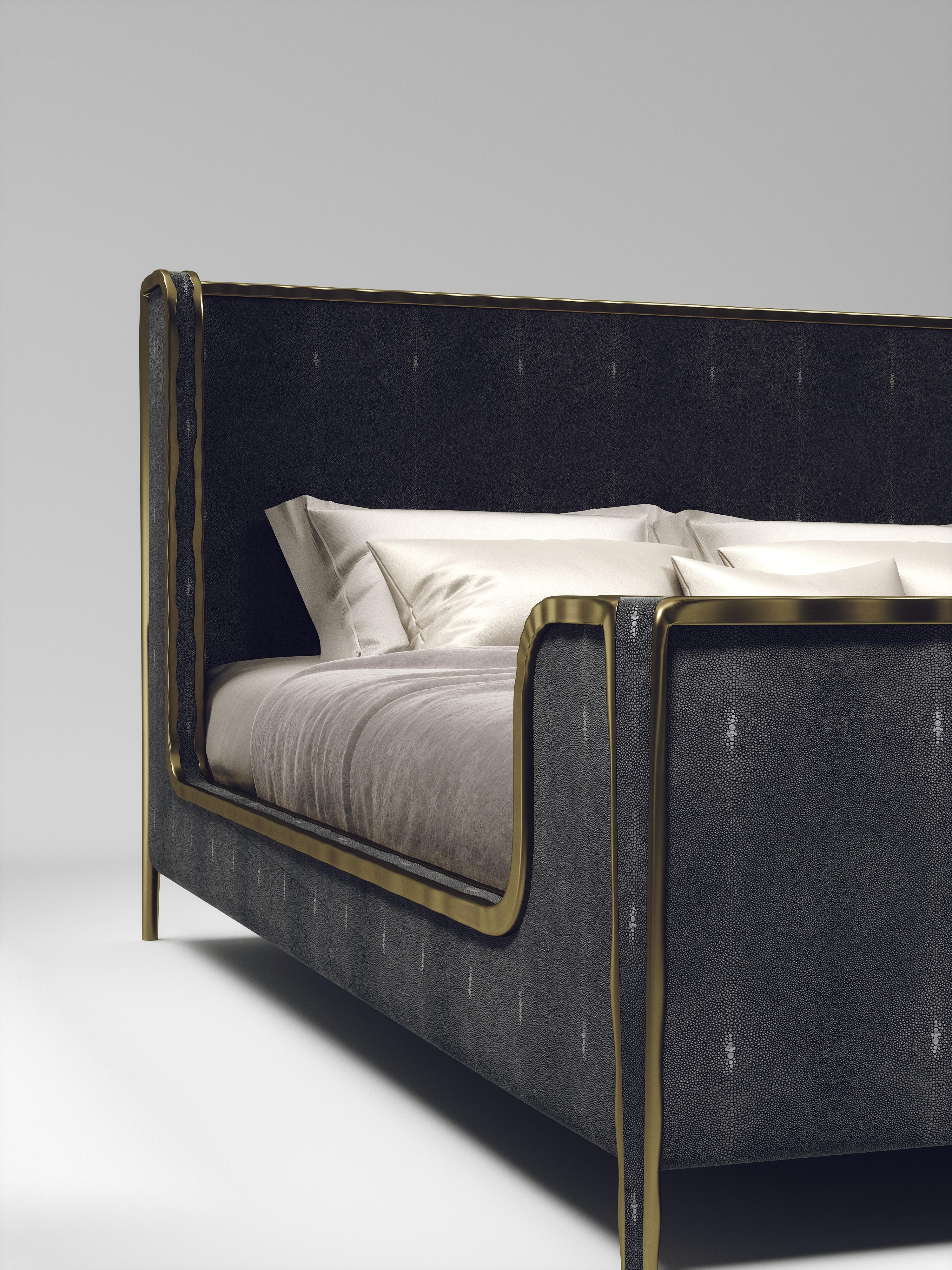 Muschel-Intarsienbett mit Bronze-Patina-Messingdetails von R&Y Augousti im Angebot 5