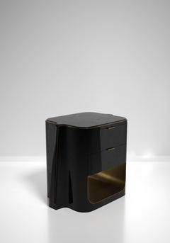 Comodino con intarsio di conchiglie con dettagli in ottone patinato bronzo di R&Y Augousti