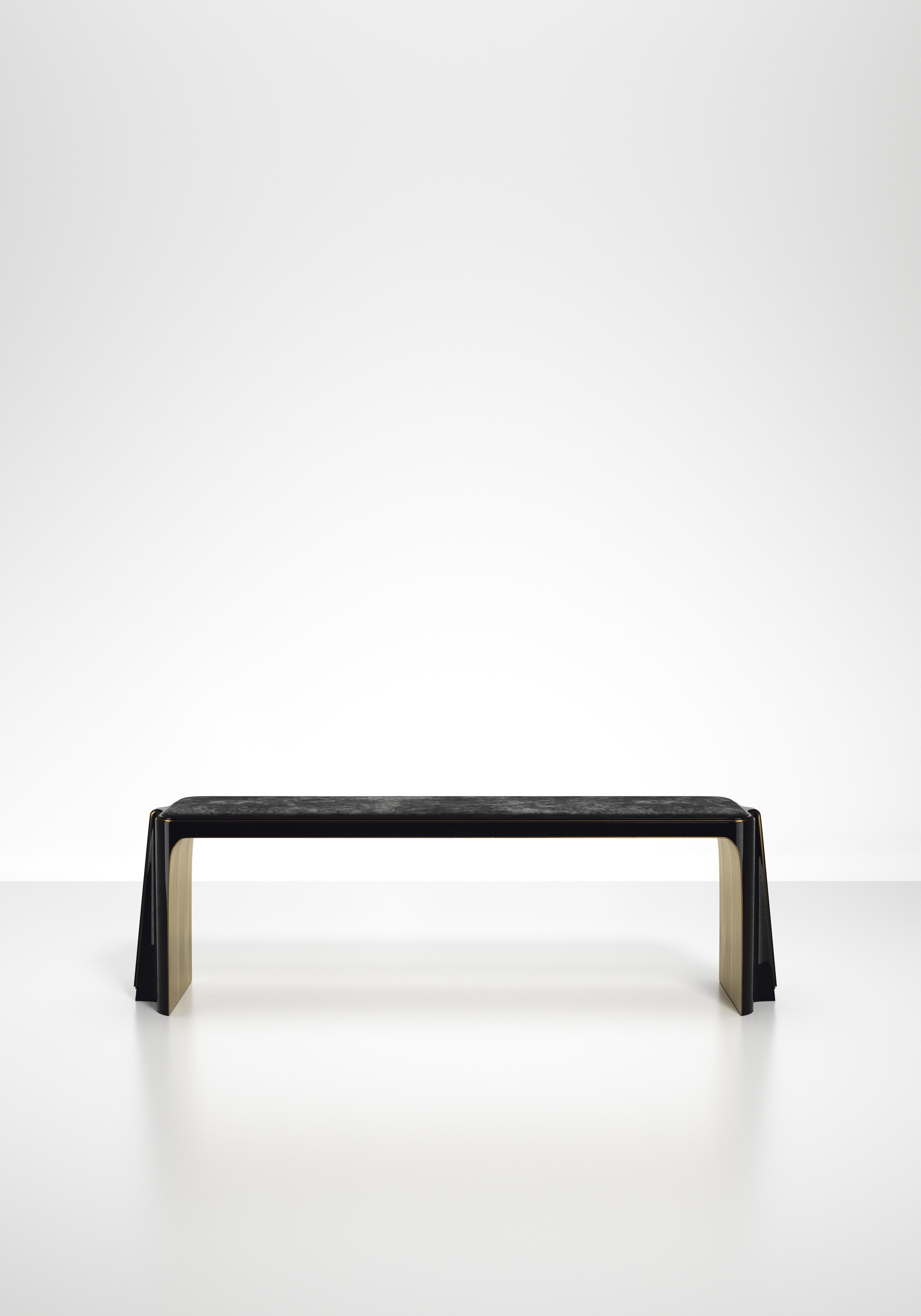 La marca, con sede en París, se ha distinguido desde su lanzamiento por su icónico uso del shagreen mezclado con latón y otros materiales exóticos. Todos los muebles están hechos a mano por artesanos expertos, lo que hace que cada pieza sea única,