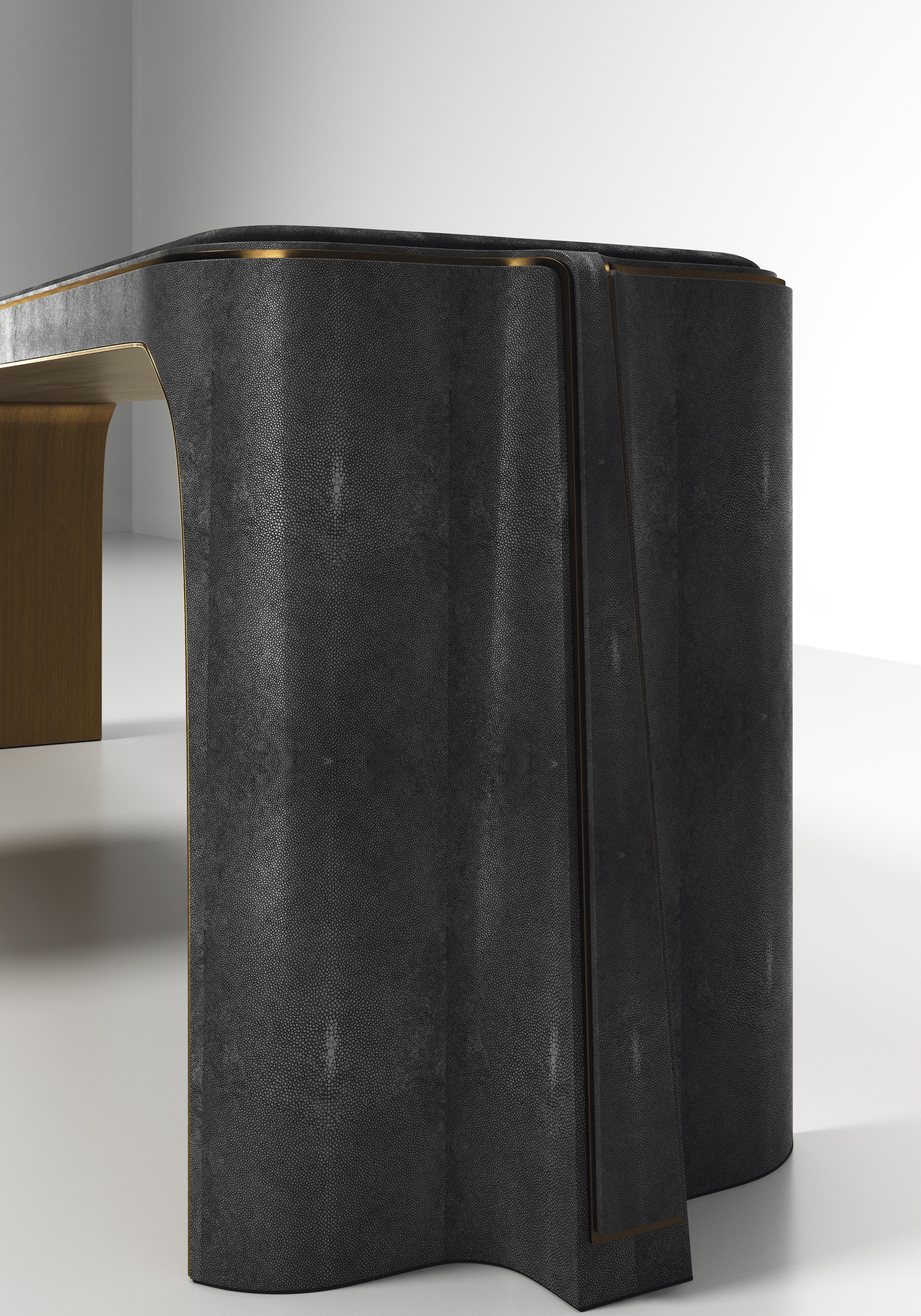 Bank mit Muschelintarsien und Messingdetails mit Bronzepatina von R&Y Augousti im Angebot 1