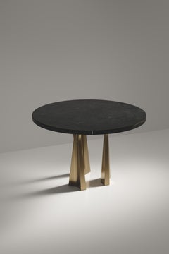 Mesa de desayuno con incrustaciones de concha y patas escultóricas de latón de R&Y Augousti