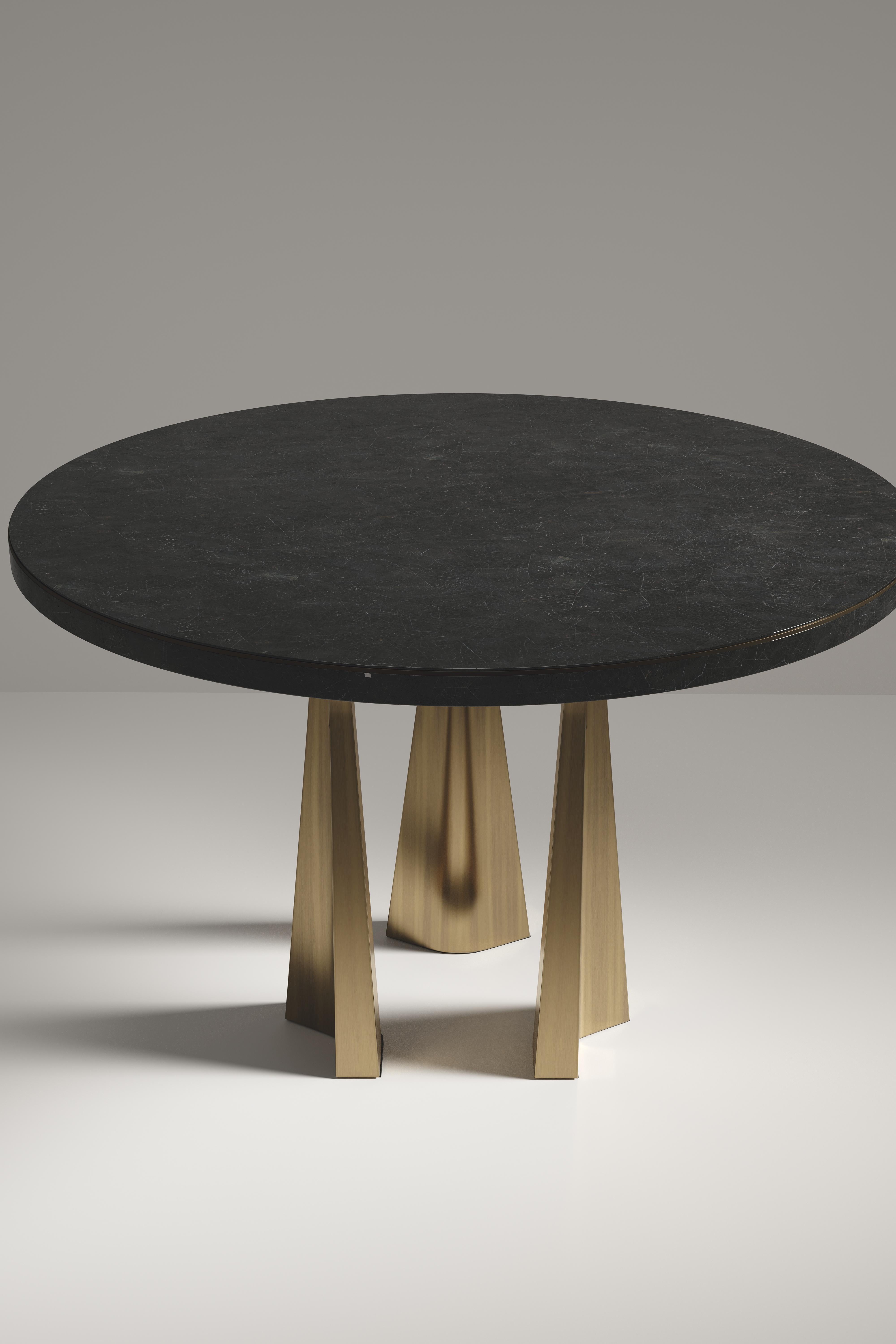 Filippino Tavolo da colazione con intarsio di conchiglie e gambe scultoree in ottone di R&Y Augousti in vendita
