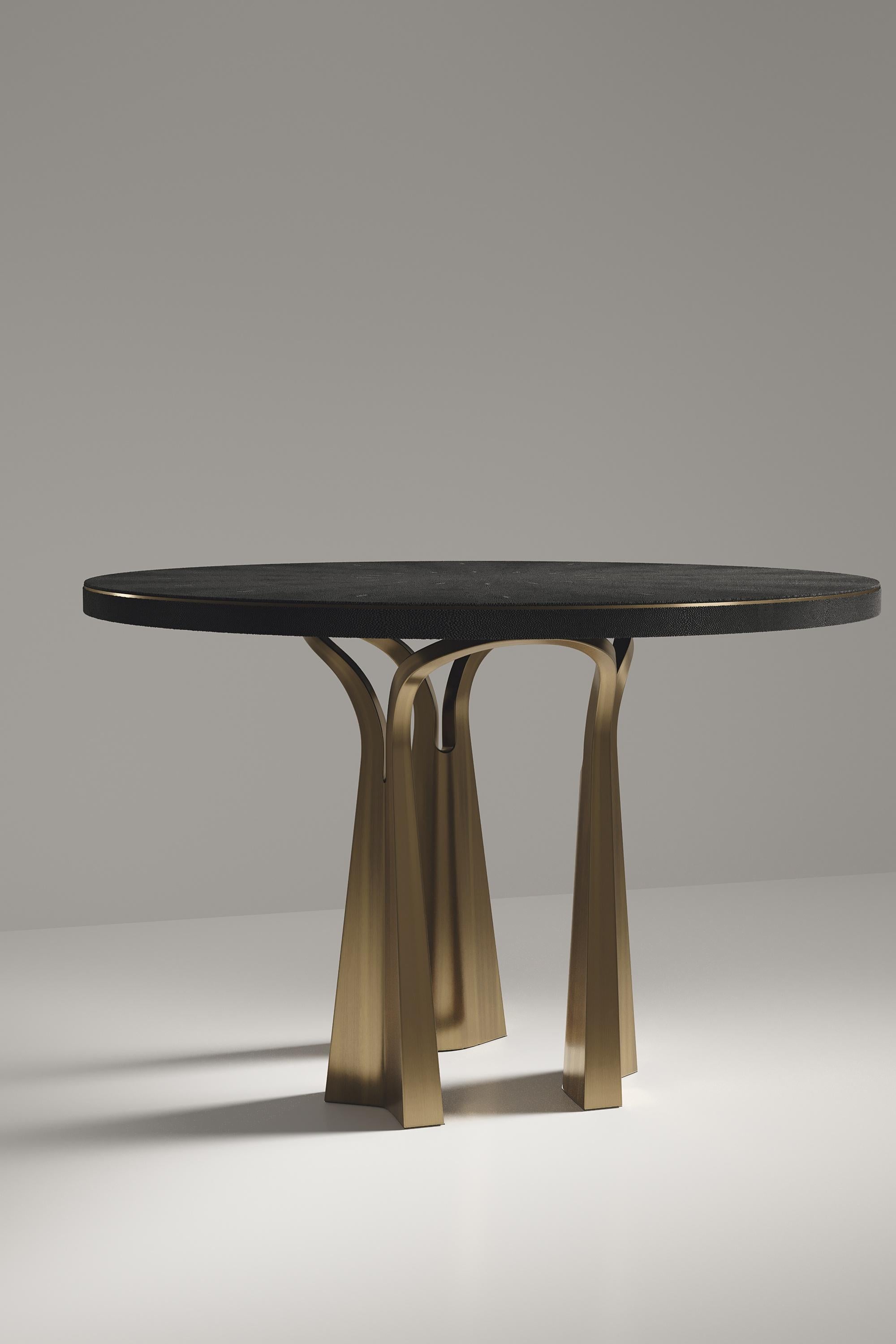 Ottone Tavolo da colazione con intarsio di conchiglie e gambe scultoree in ottone di R&Y Augousti in vendita