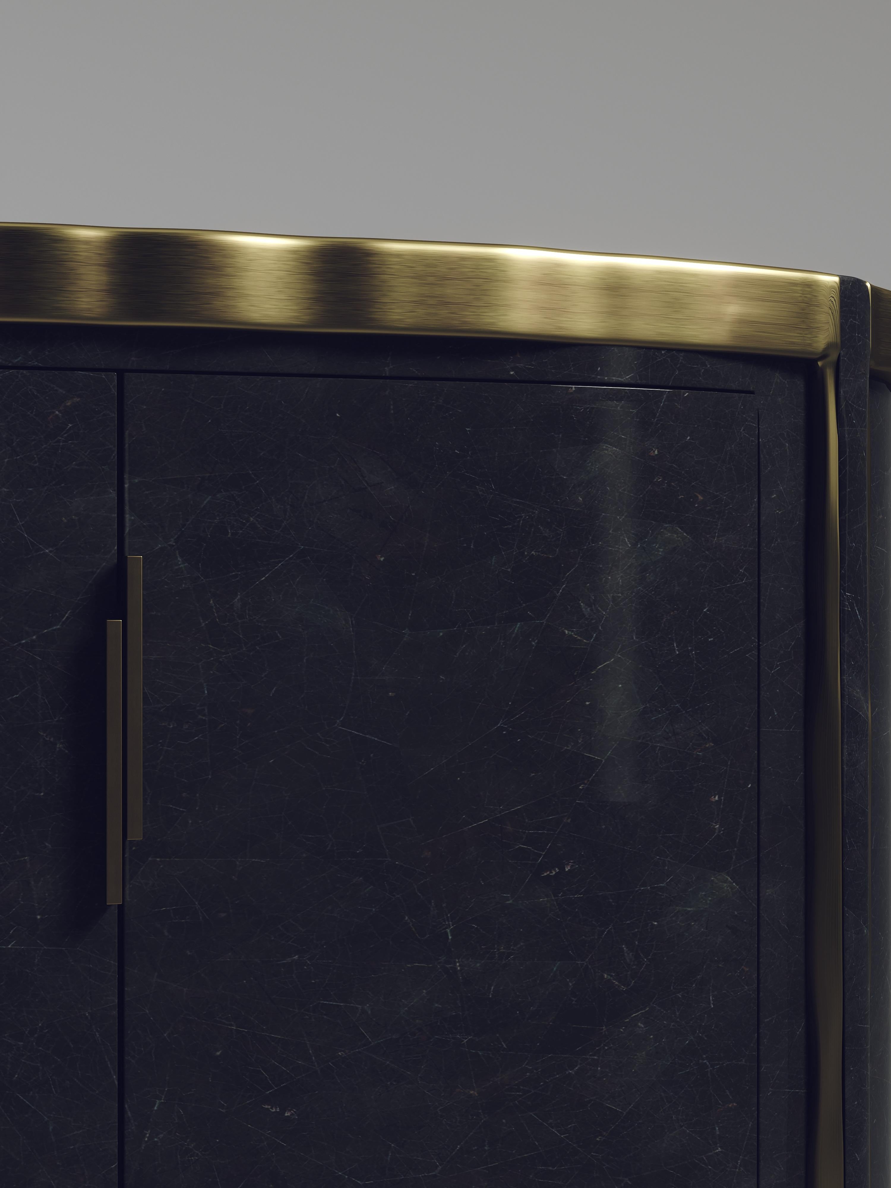 Art déco Buffet en marqueterie de coquillages avec détails en laiton Patina par R&Y Augousti en vente