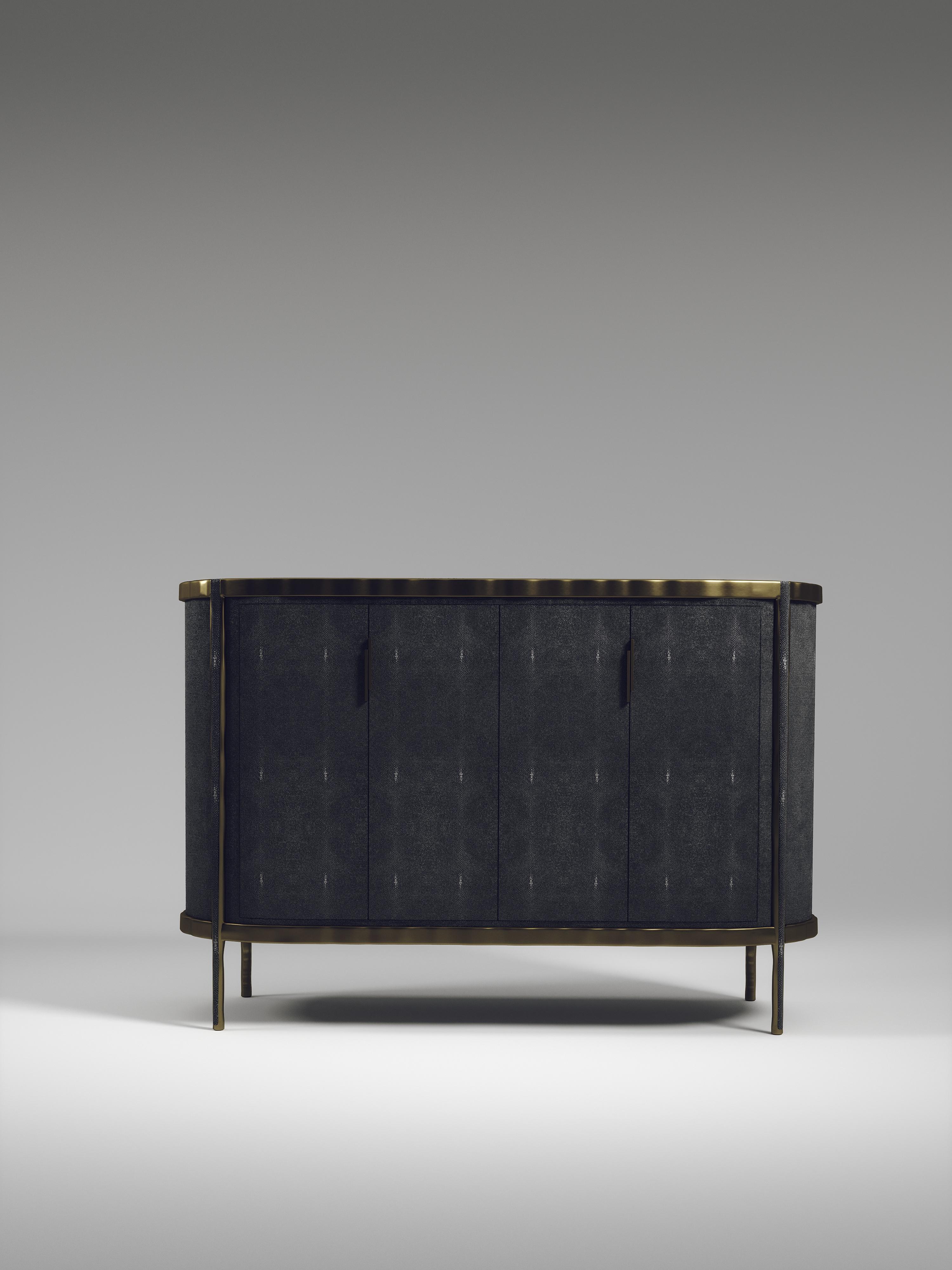 Philippin Buffet en marqueterie de coquillages avec détails en laiton Patina par R&Y Augousti en vente