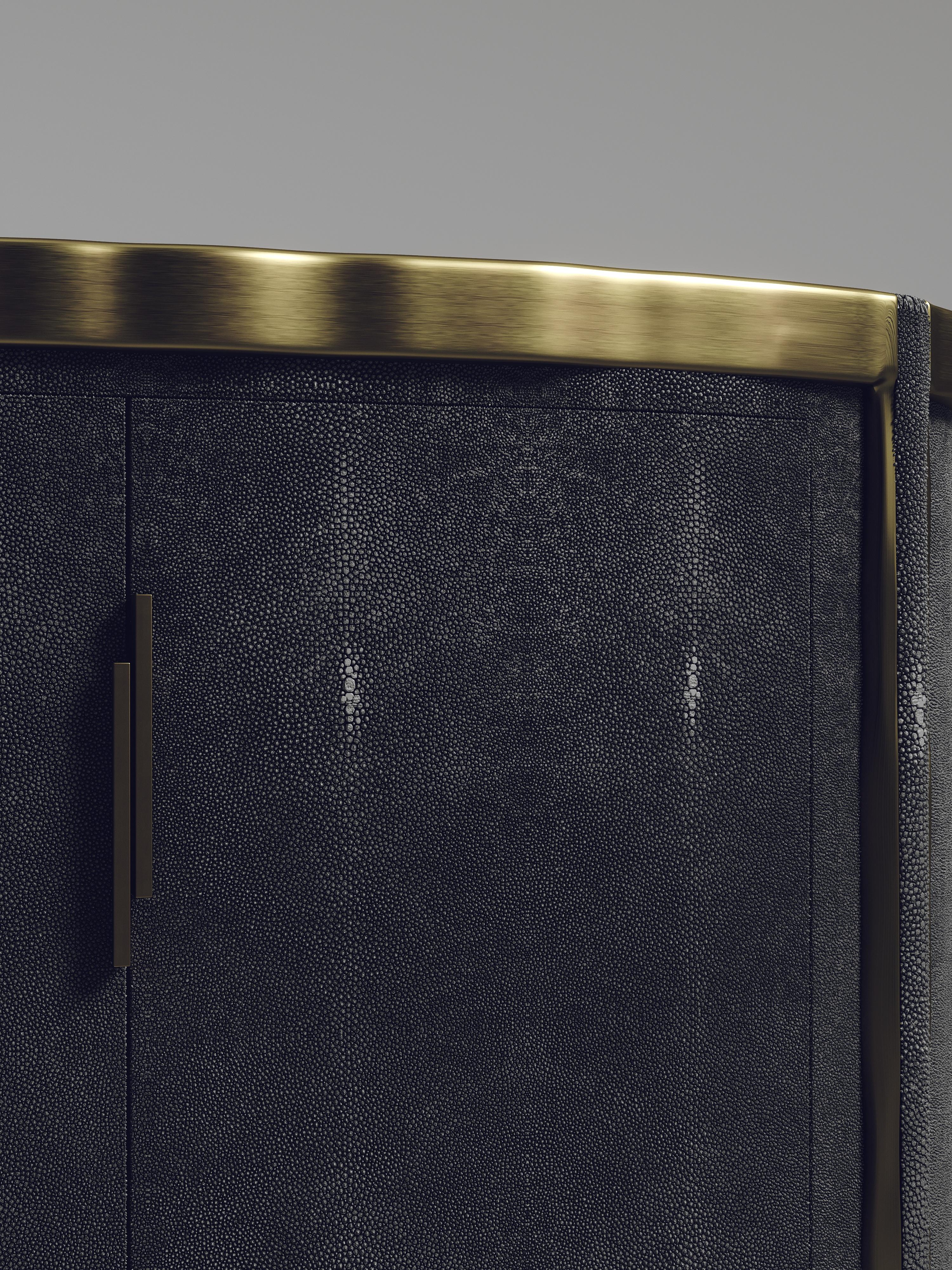 XXIe siècle et contemporain Buffet en marqueterie de coquillages avec détails en laiton Patina par R&Y Augousti en vente