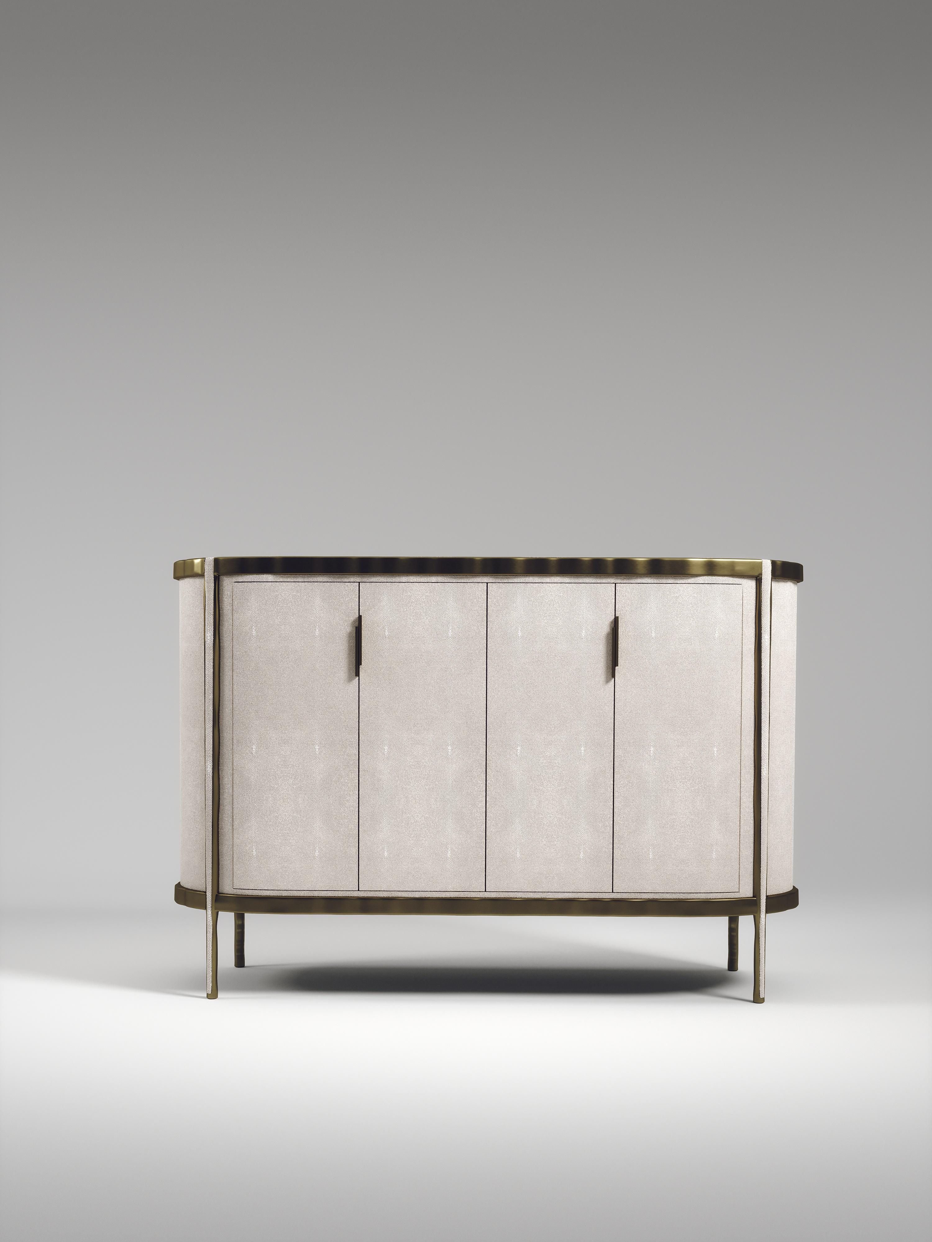 Laiton Buffet en marqueterie de coquillages avec détails en laiton Patina par R&Y Augousti en vente