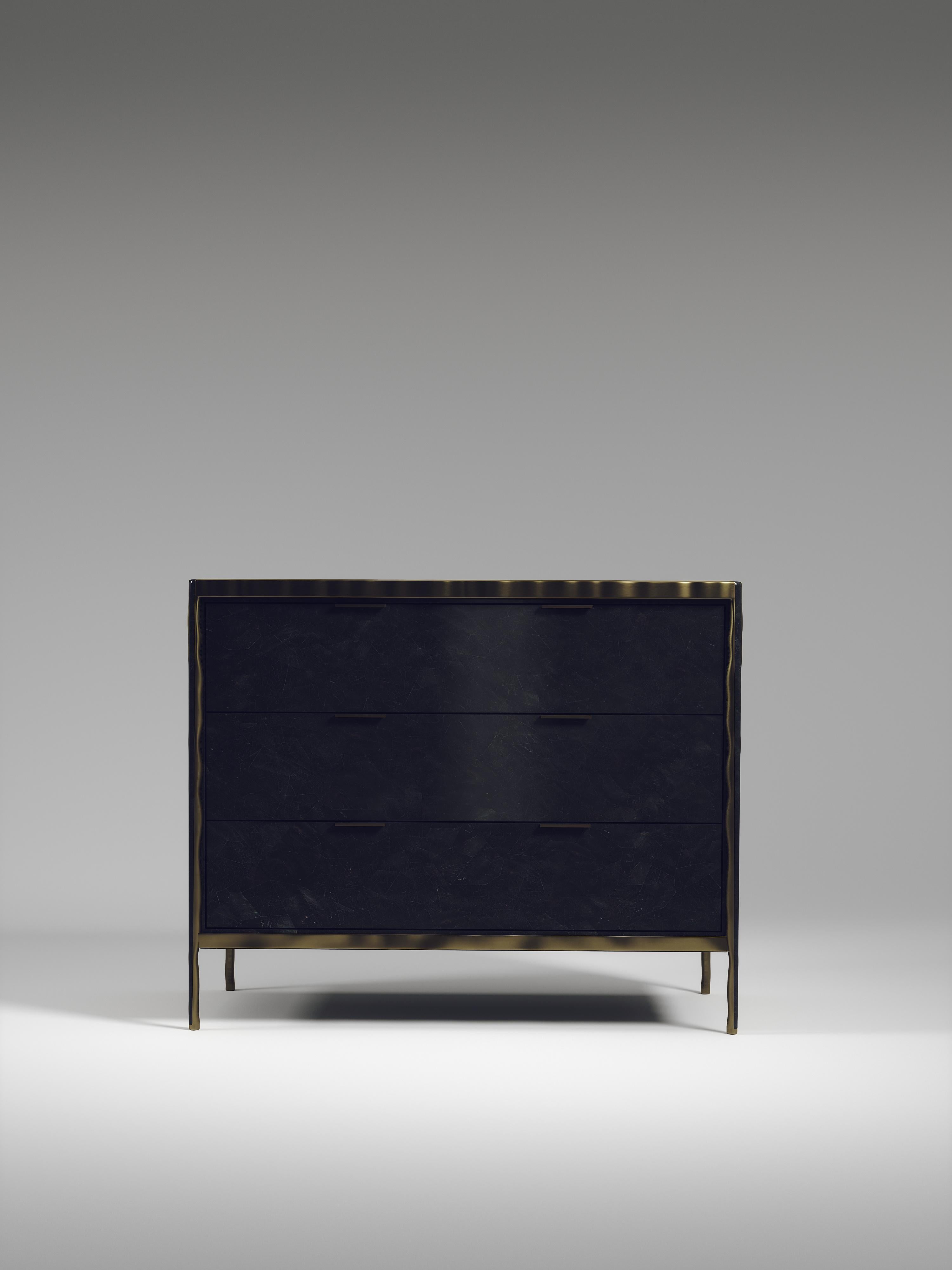 La marca, con sede en París, se ha distinguido desde su lanzamiento por su icónico uso del shagreen mezclado con latón y otros materiales exóticos. Todos los muebles están hechos a mano por artesanos expertos, lo que hace que cada pieza sea única,