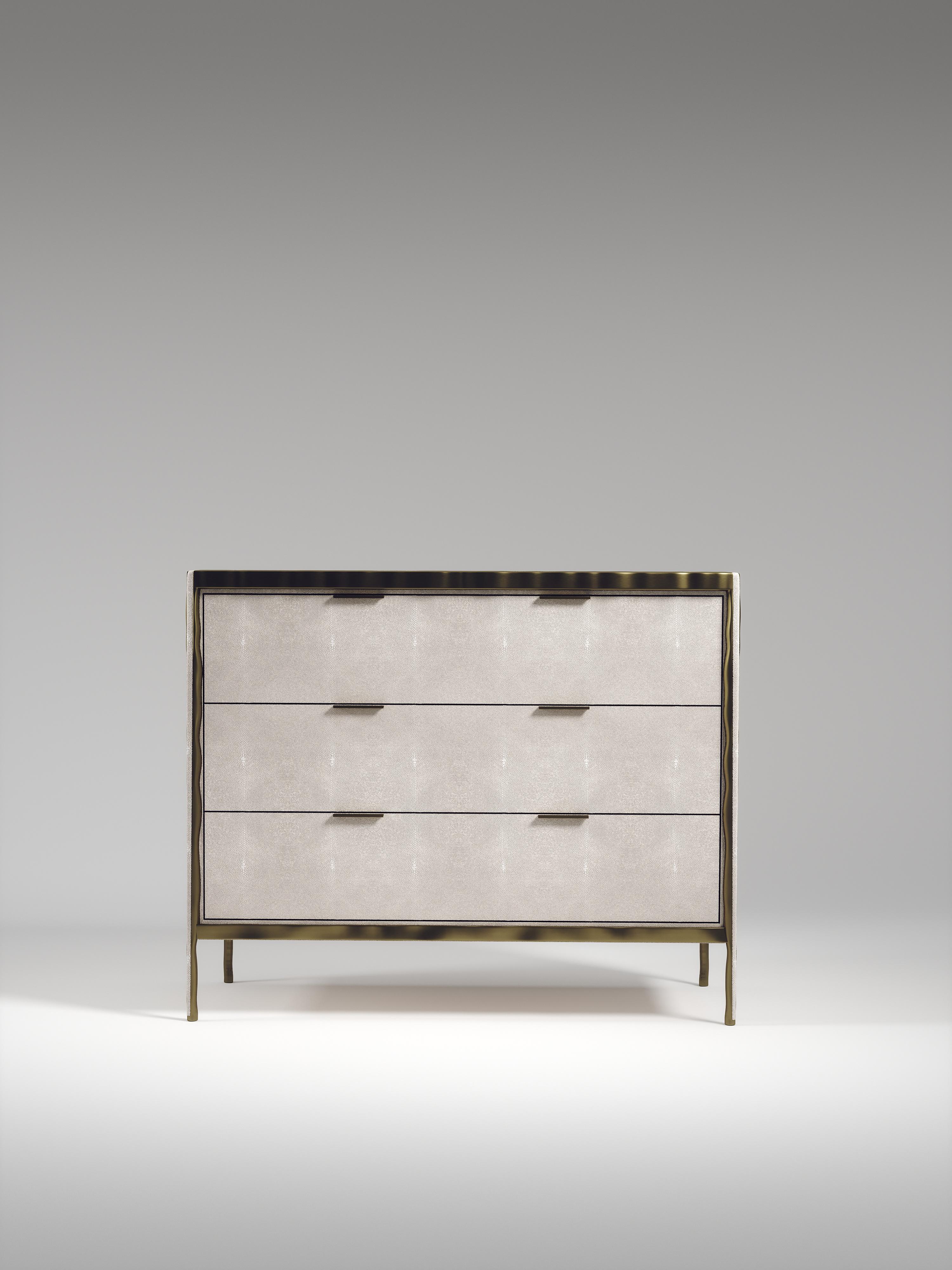 Cómoda con Incrustaciones de Concha y Detalles de Latón Bronce-Patina by R&Y Augousti en Nuevo estado para la venta en New York, NY