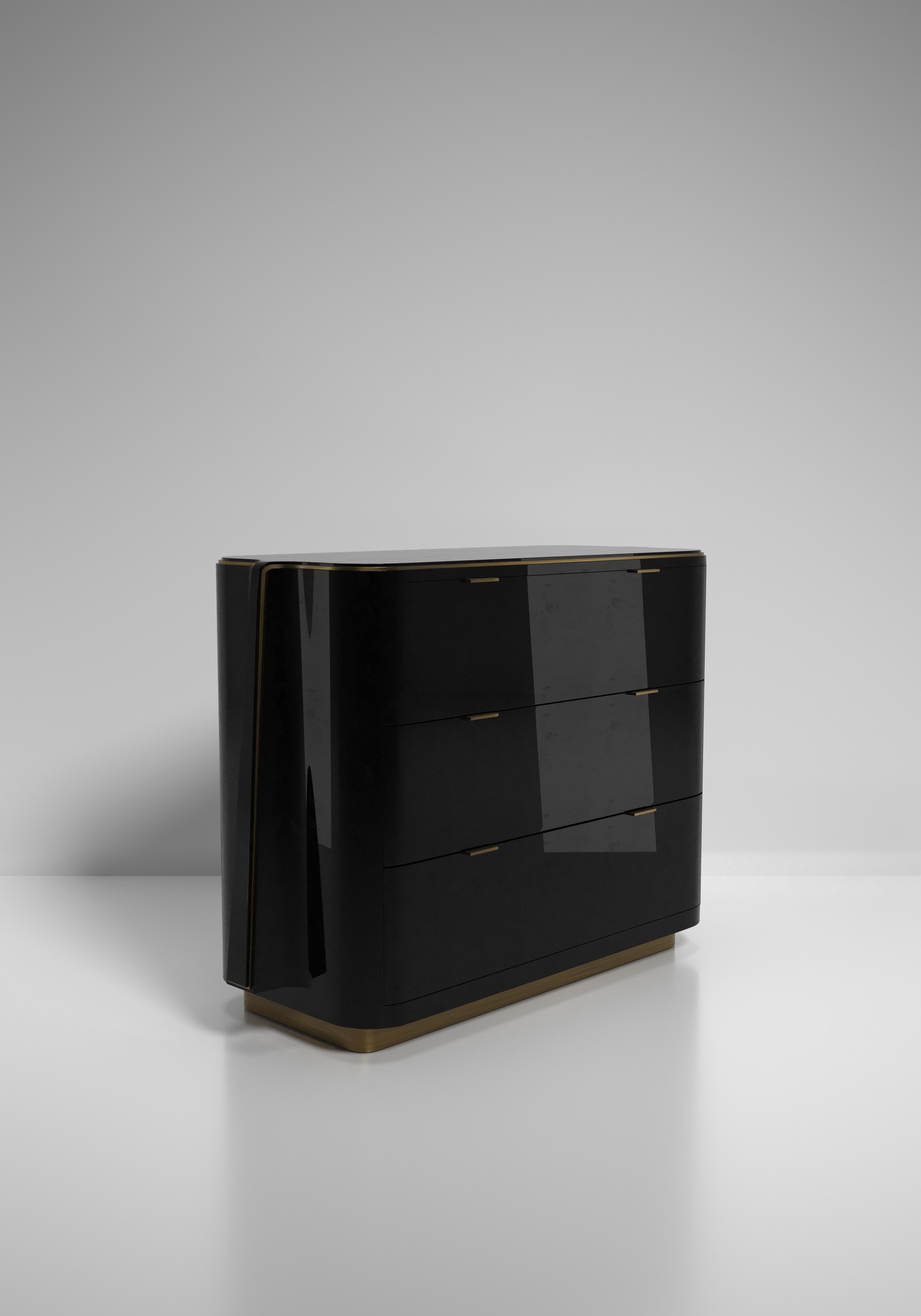 La marca, con sede en París, se ha distinguido desde su lanzamiento por su icónico uso del shagreen mezclado con latón y otros materiales exóticos. Todos los muebles están hechos a mano por artesanos expertos, lo que hace que cada pieza sea única,