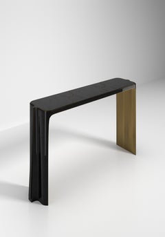 Consolle con intarsio di conchiglie con dettagli in ottone patinato bronzo di R&Y Augousti