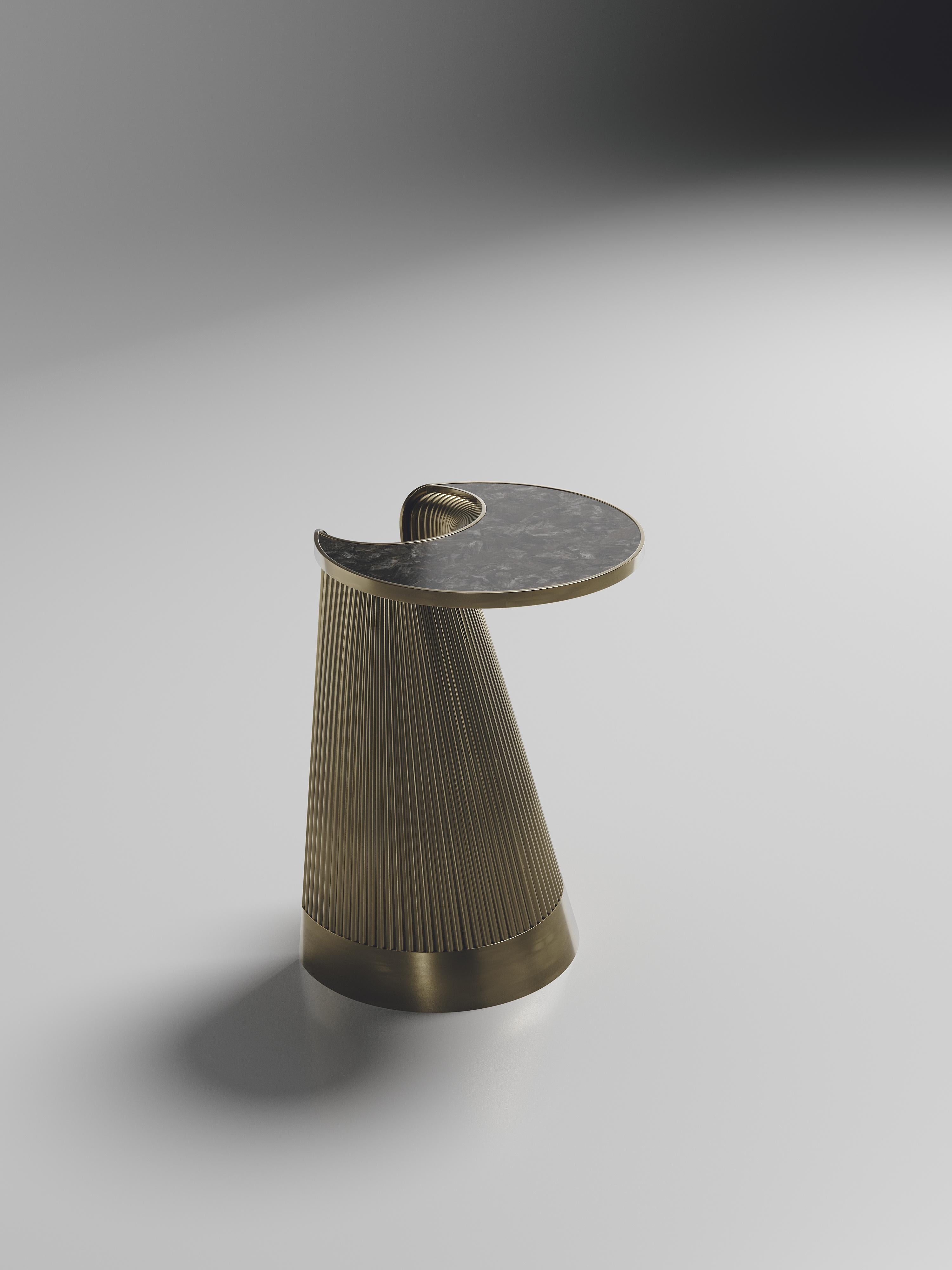 Console con intarsio di conchiglie e dettagli in ottone patinato di R & Y Augousti in vendita 12