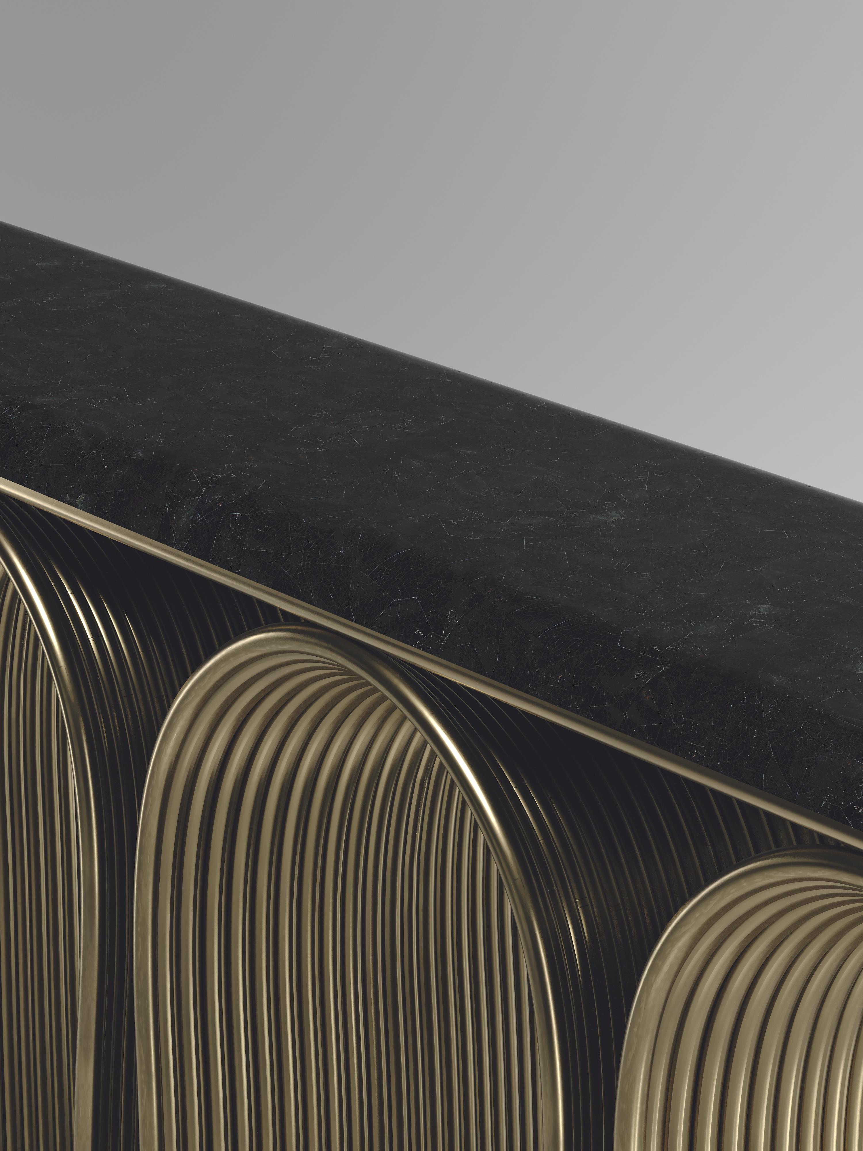 Fatto a mano Console con intarsio di conchiglie e dettagli in ottone patinato di R & Y Augousti in vendita