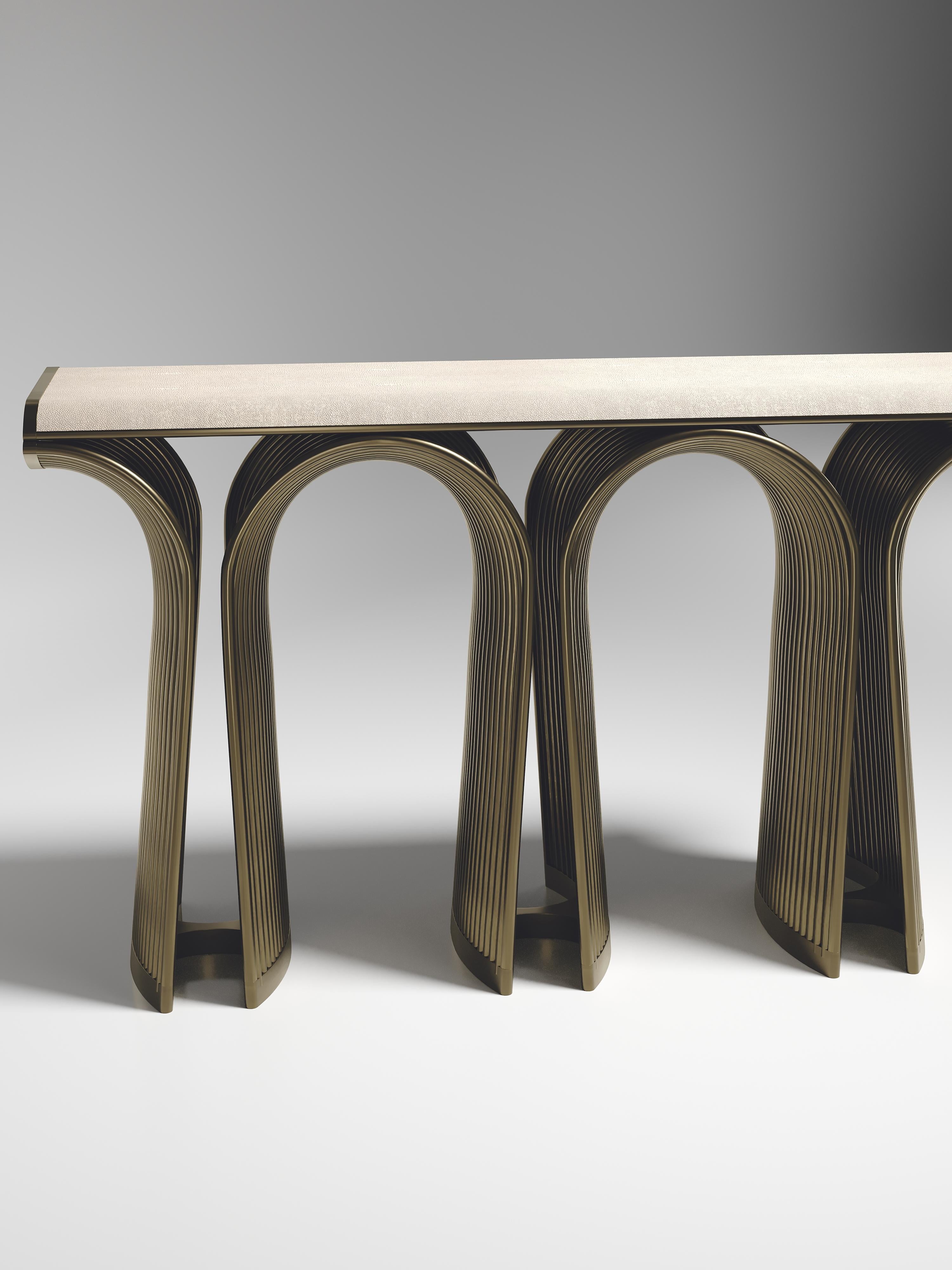 Ottone Console con intarsio di conchiglie e dettagli in ottone patinato di R & Y Augousti in vendita