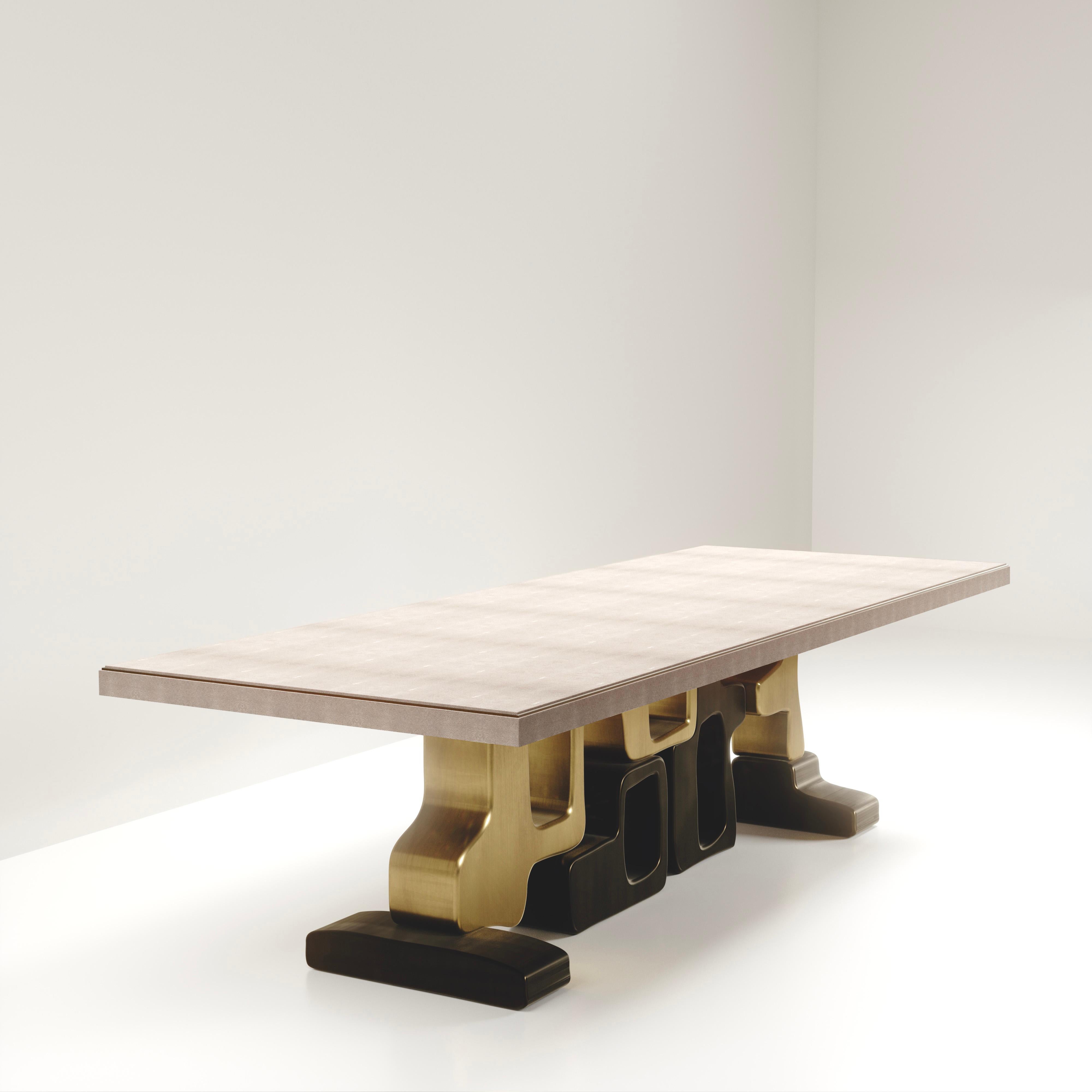 Philippin Table de salle à manger coquillage incrustée avec détails en laiton patiné bronze de Kifu Paris en vente