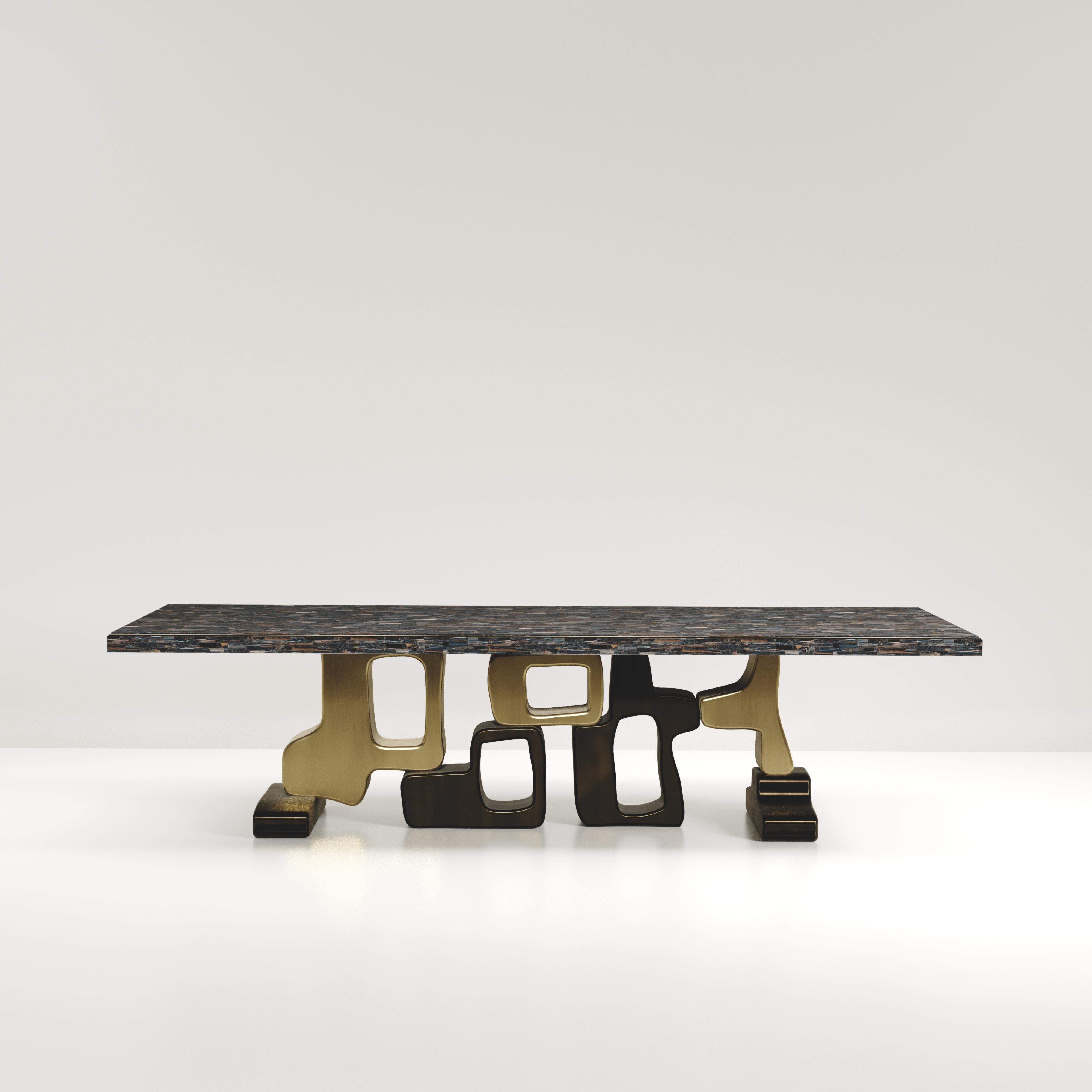 Incrusté Table de salle à manger coquillage incrustée avec détails en laiton patiné bronze de Kifu Paris en vente