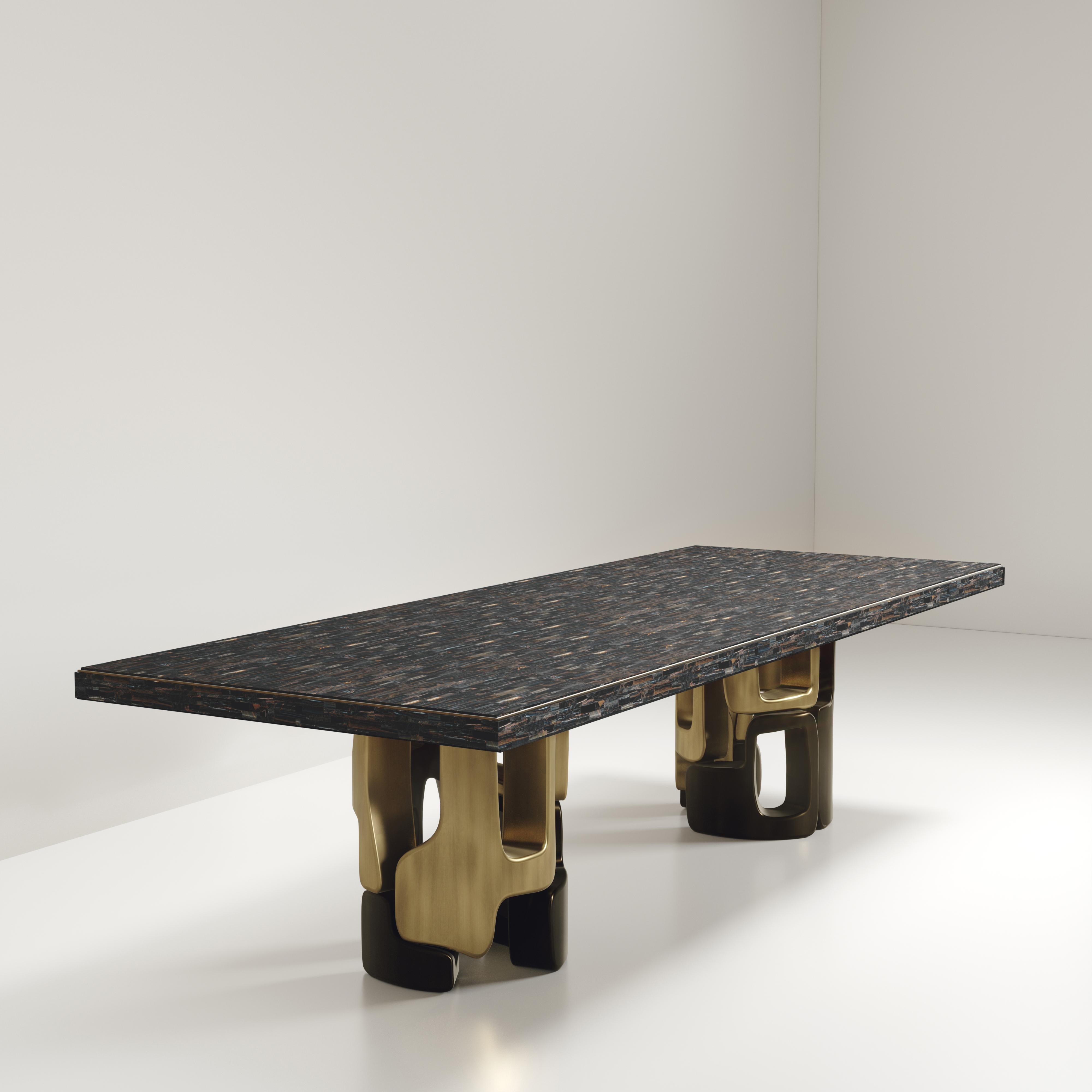 Mesa de comedor con incrustaciones de concha y detalles de latón patinado en bronce by Kifu Paris en Nuevo estado para la venta en New York, NY