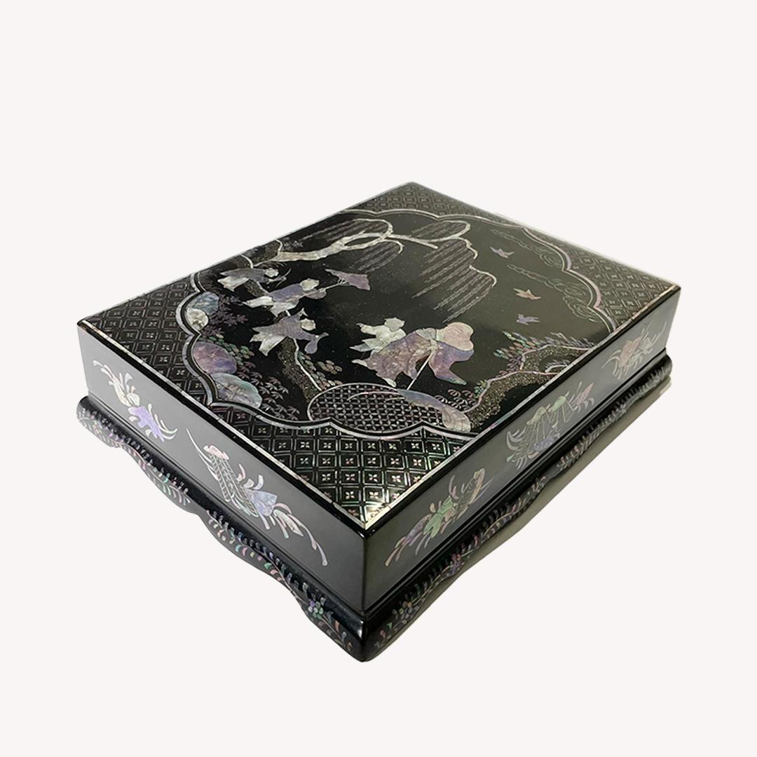 This is gorgeous and decorative stationary box decorated with 