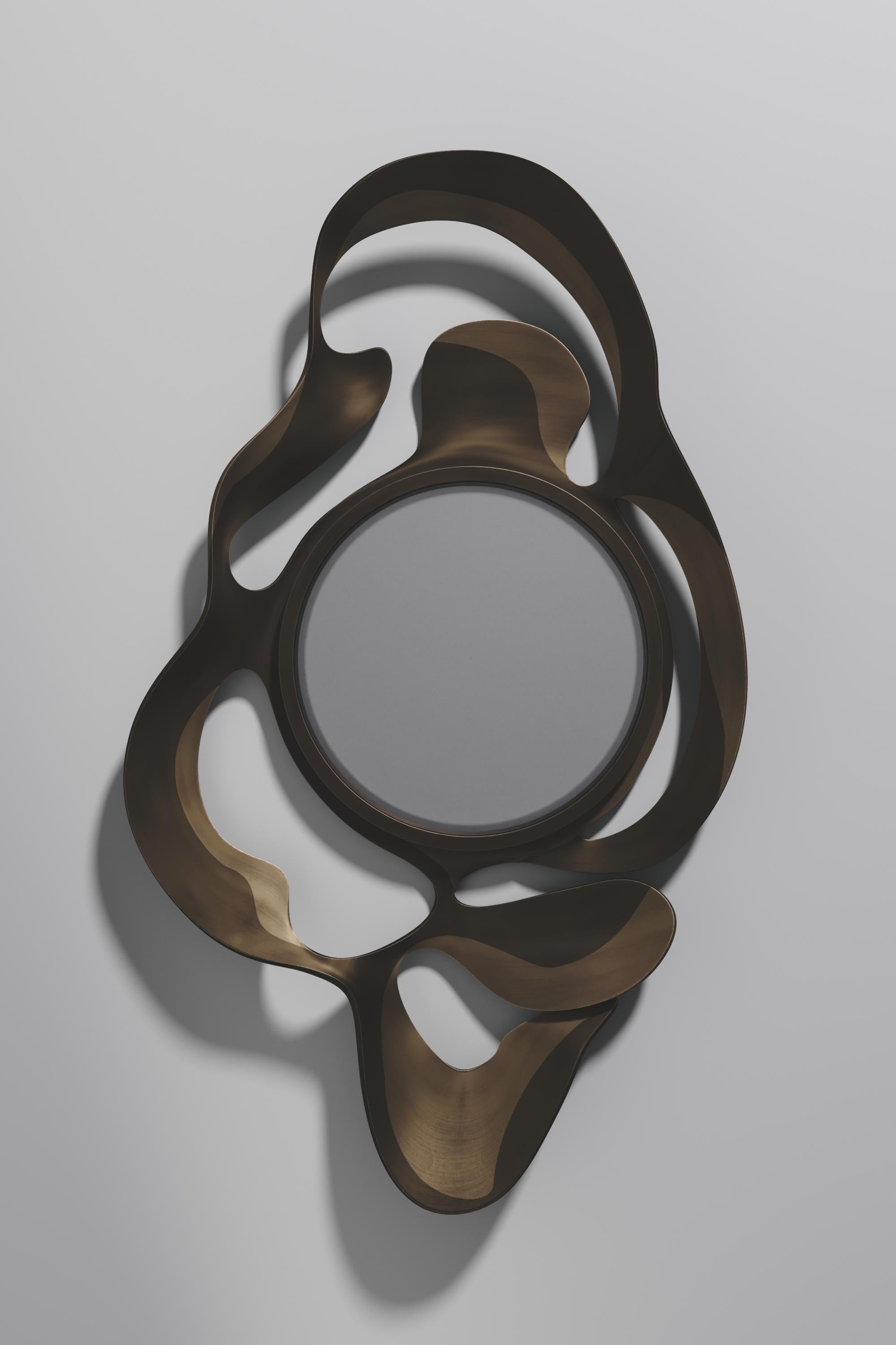 Espejo con incrustaciones de concha con detalles de latón patinado en bronce by Kifu Paris en venta 6