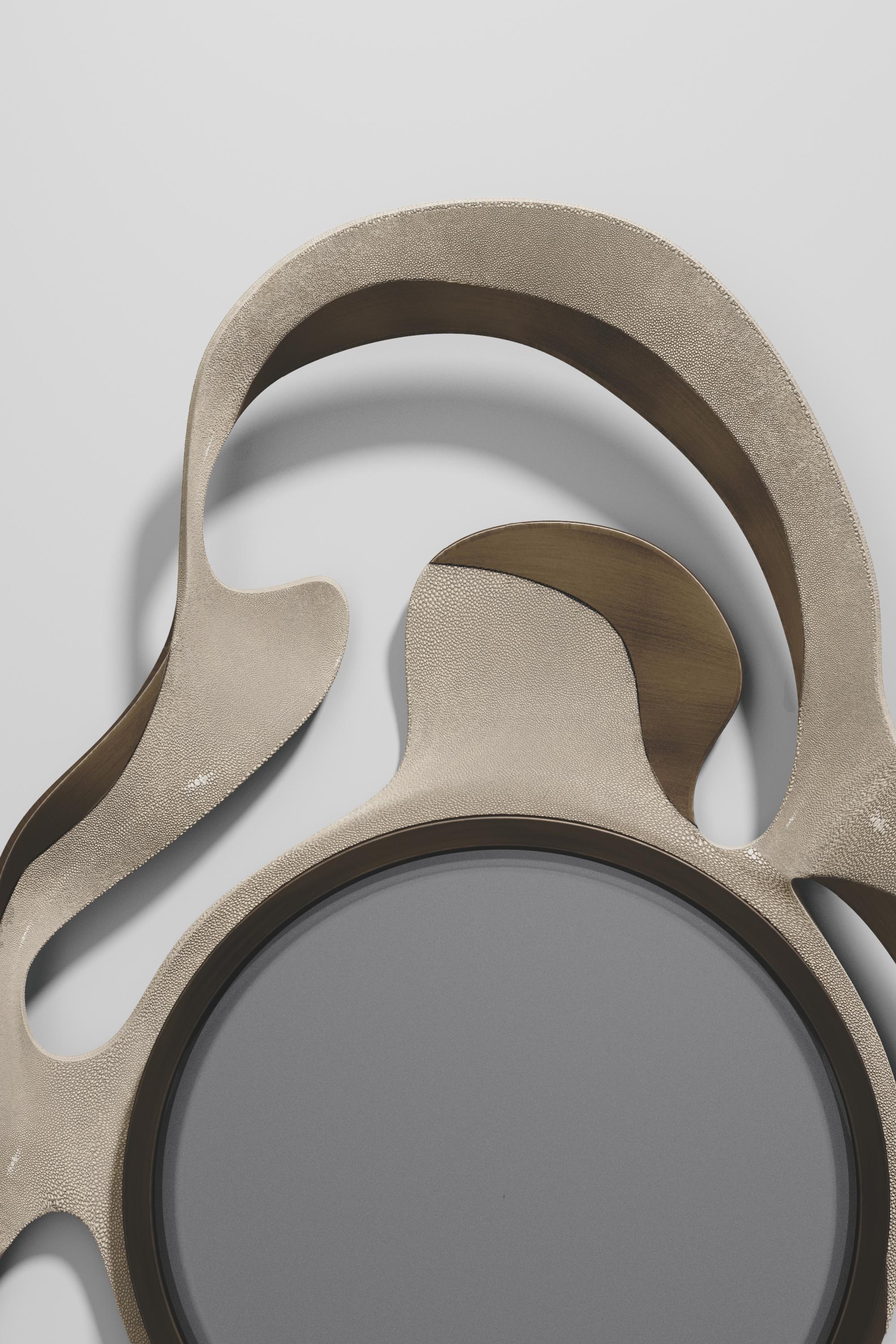 Espejo con incrustaciones de concha con detalles de latón patinado en bronce by Kifu Paris en venta 1