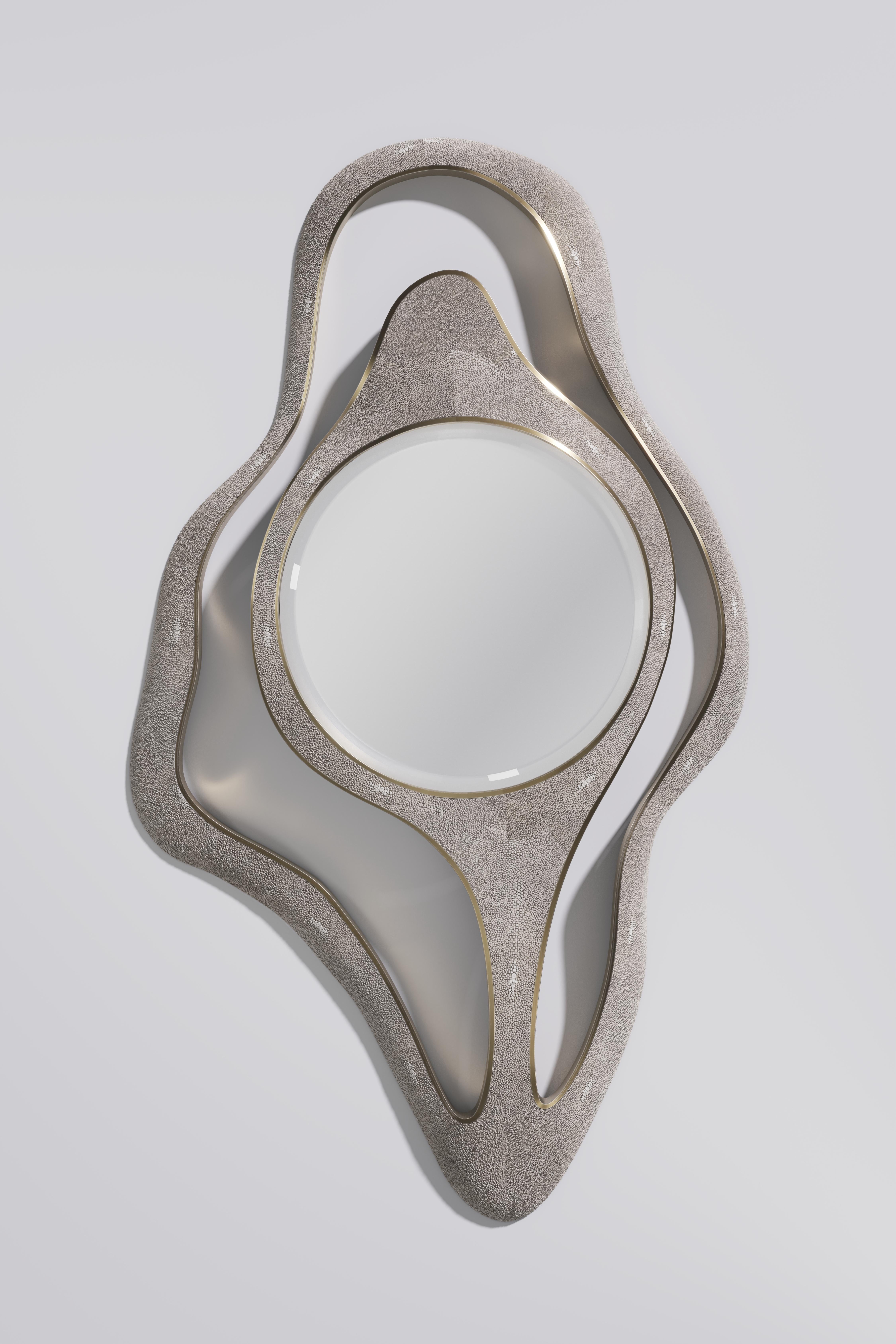 Miroir à incrustation de coquillages avec détails en laiton Patina par R&Y Augousti en vente 1