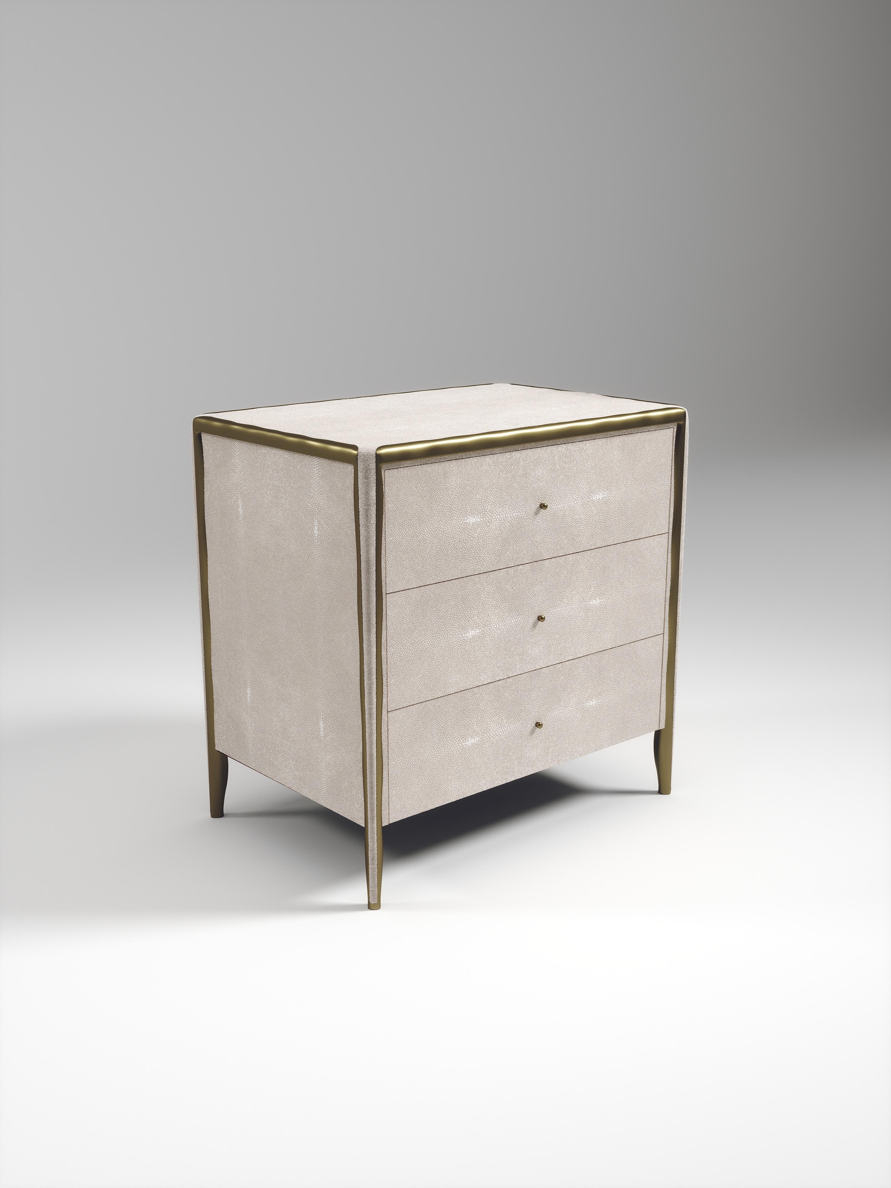 Beistelltisch mit Muschel-Intarsien und Bronze-Patina-Messingdetails von R&Y Augousti im Angebot 3