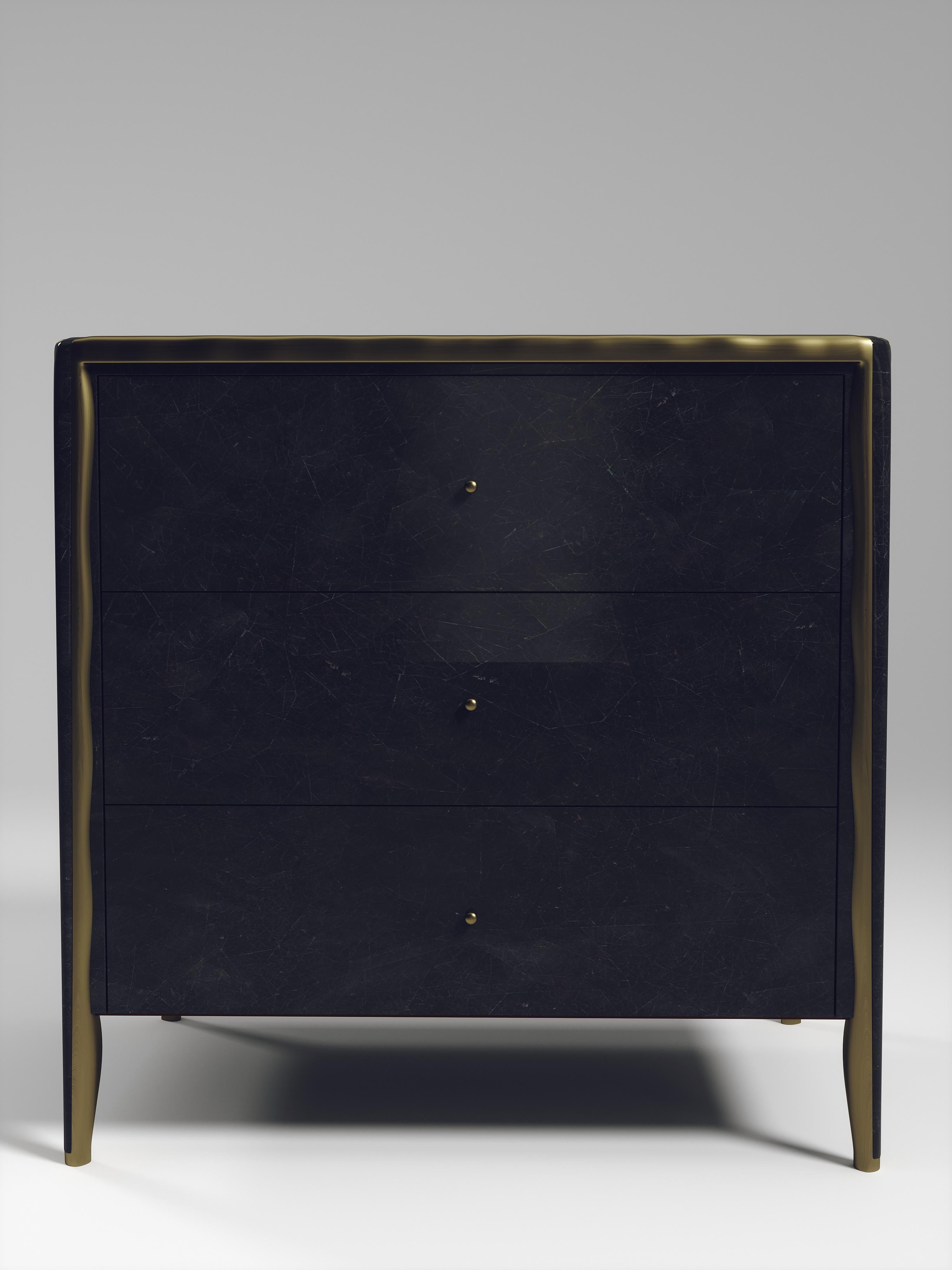 Beistelltisch mit Muschel-Intarsien und Bronze-Patina-Messingdetails von R&Y Augousti (Art déco) im Angebot