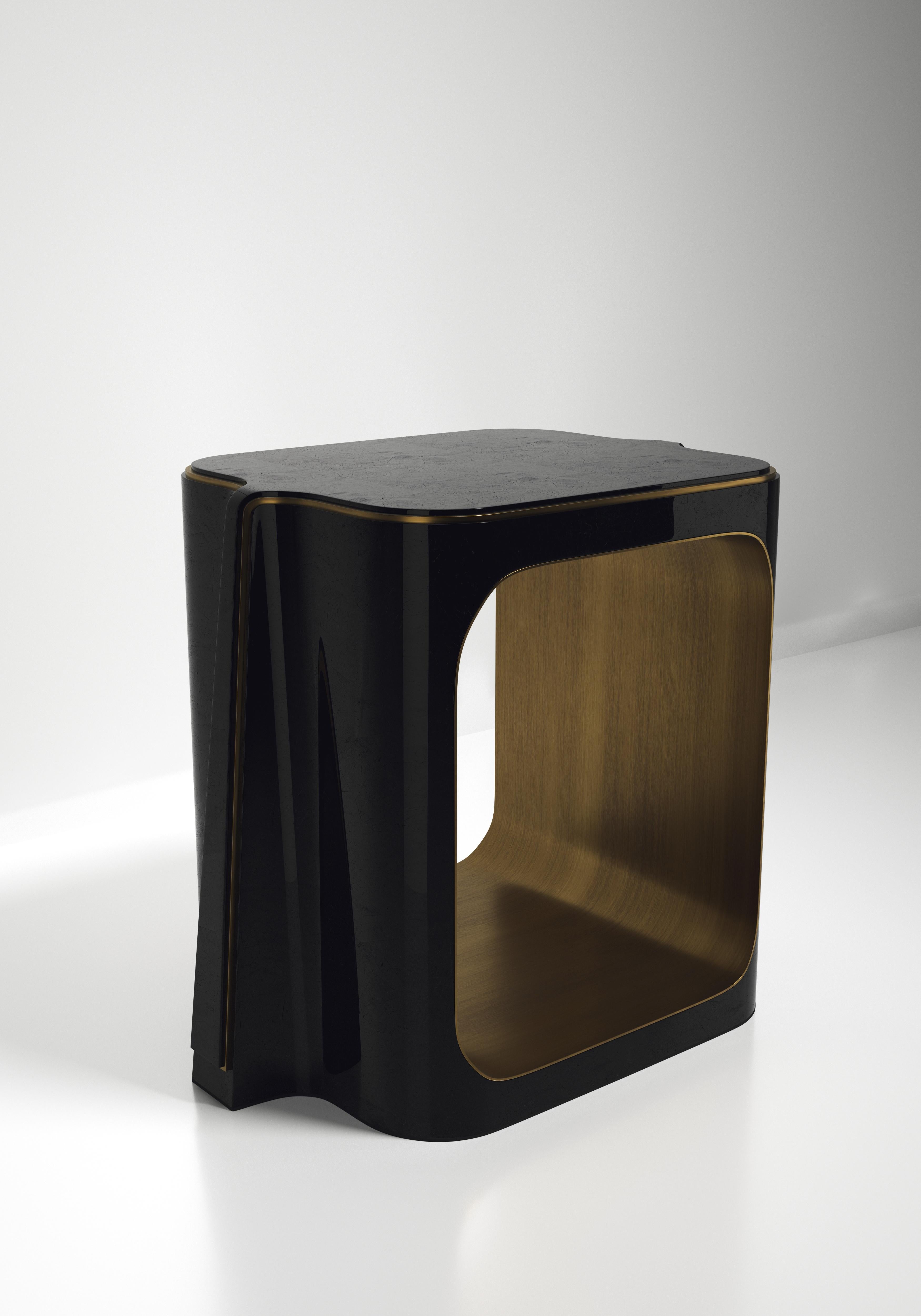 Art Déco Tavolino conchiglia intarsiata con dettagli in ottone patinato bronzo di R&Y Augousti in vendita
