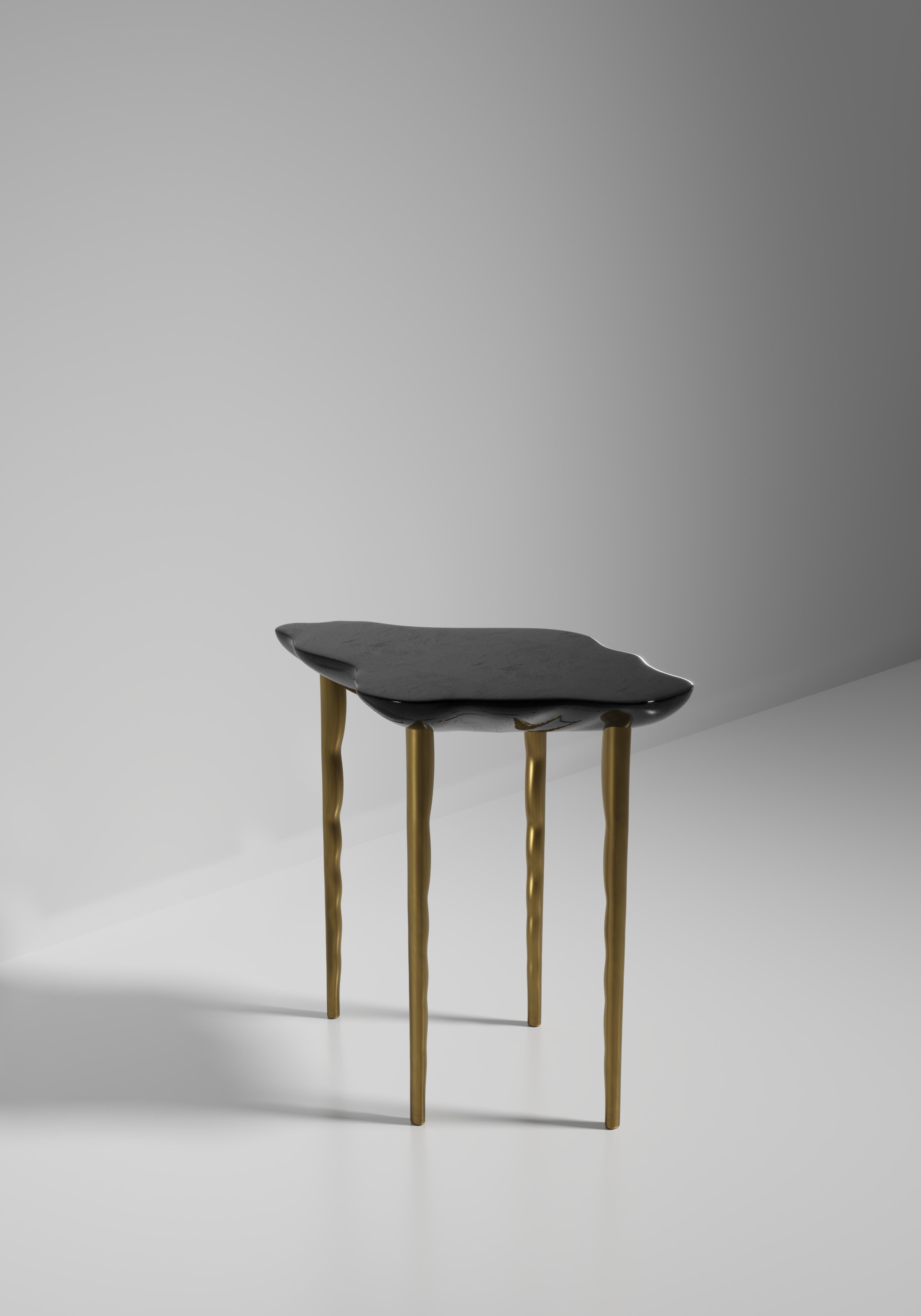 Art Déco Tavolino conchiglia intarsiata con dettagli in ottone patinato bronzo di R&Y Augousti in vendita