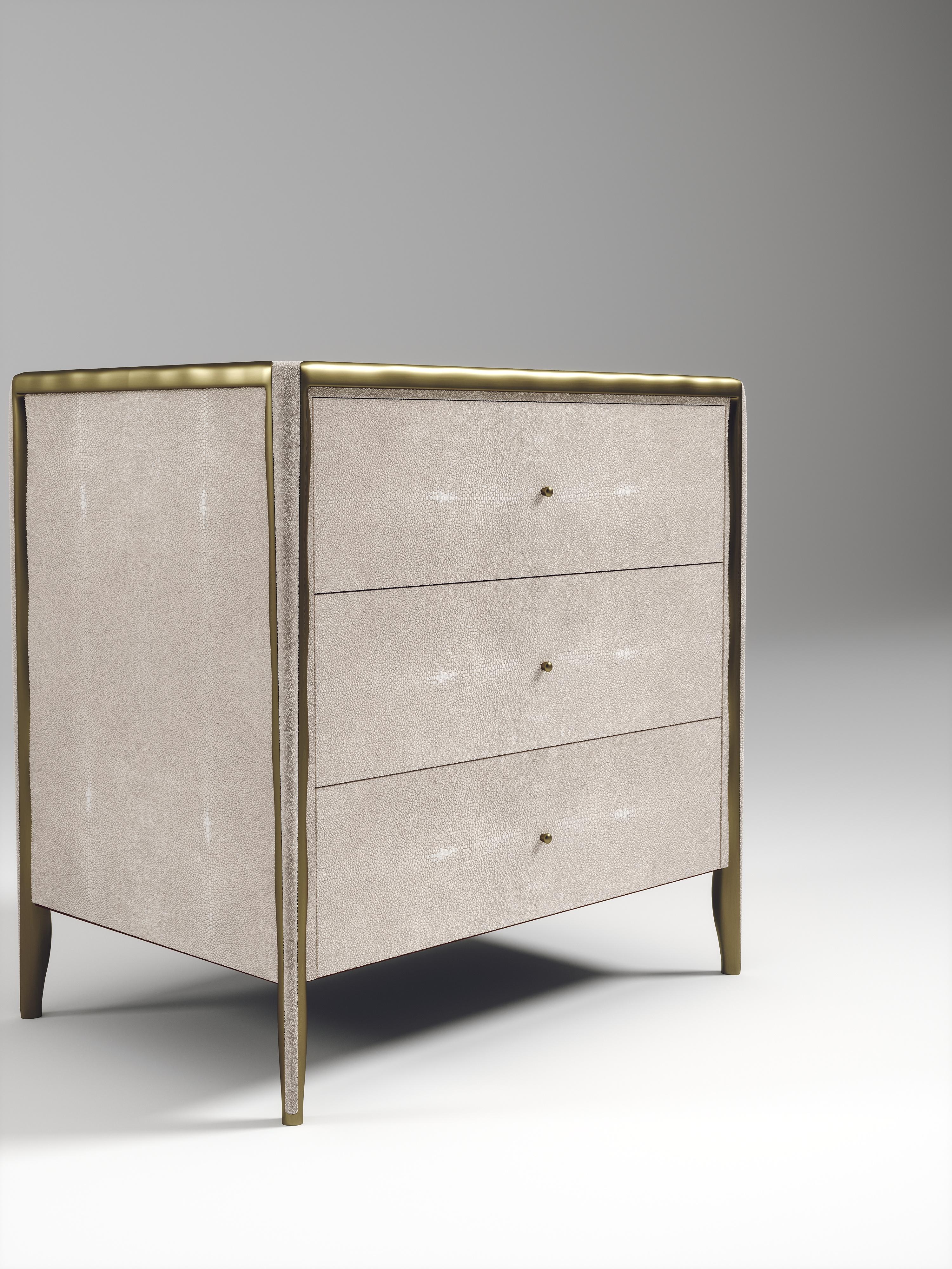 Beistelltisch mit Muschel-Intarsien und Bronze-Patina-Messingdetails von R&Y Augousti im Zustand „Neu“ im Angebot in New York, NY