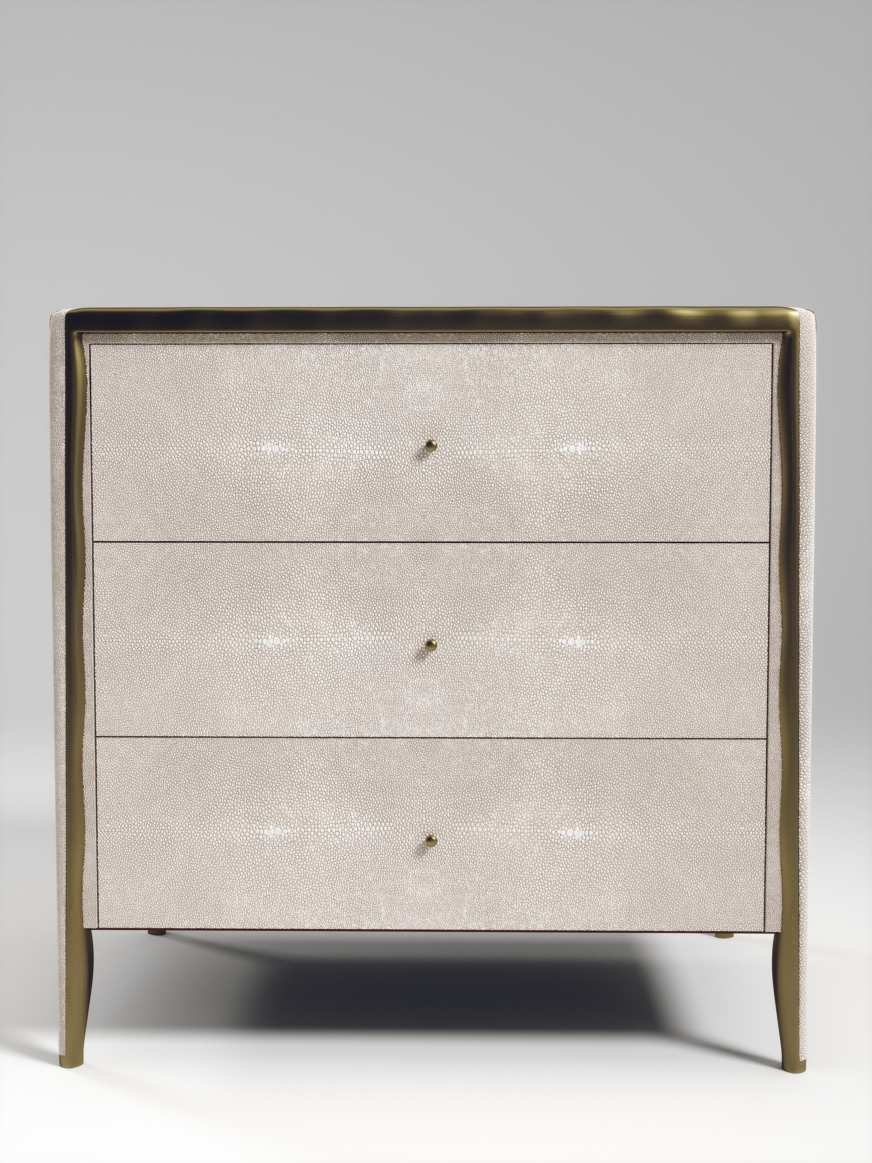 Beistelltisch mit Muschel-Intarsien und Bronze-Patina-Messingdetails von R&Y Augousti im Angebot 1