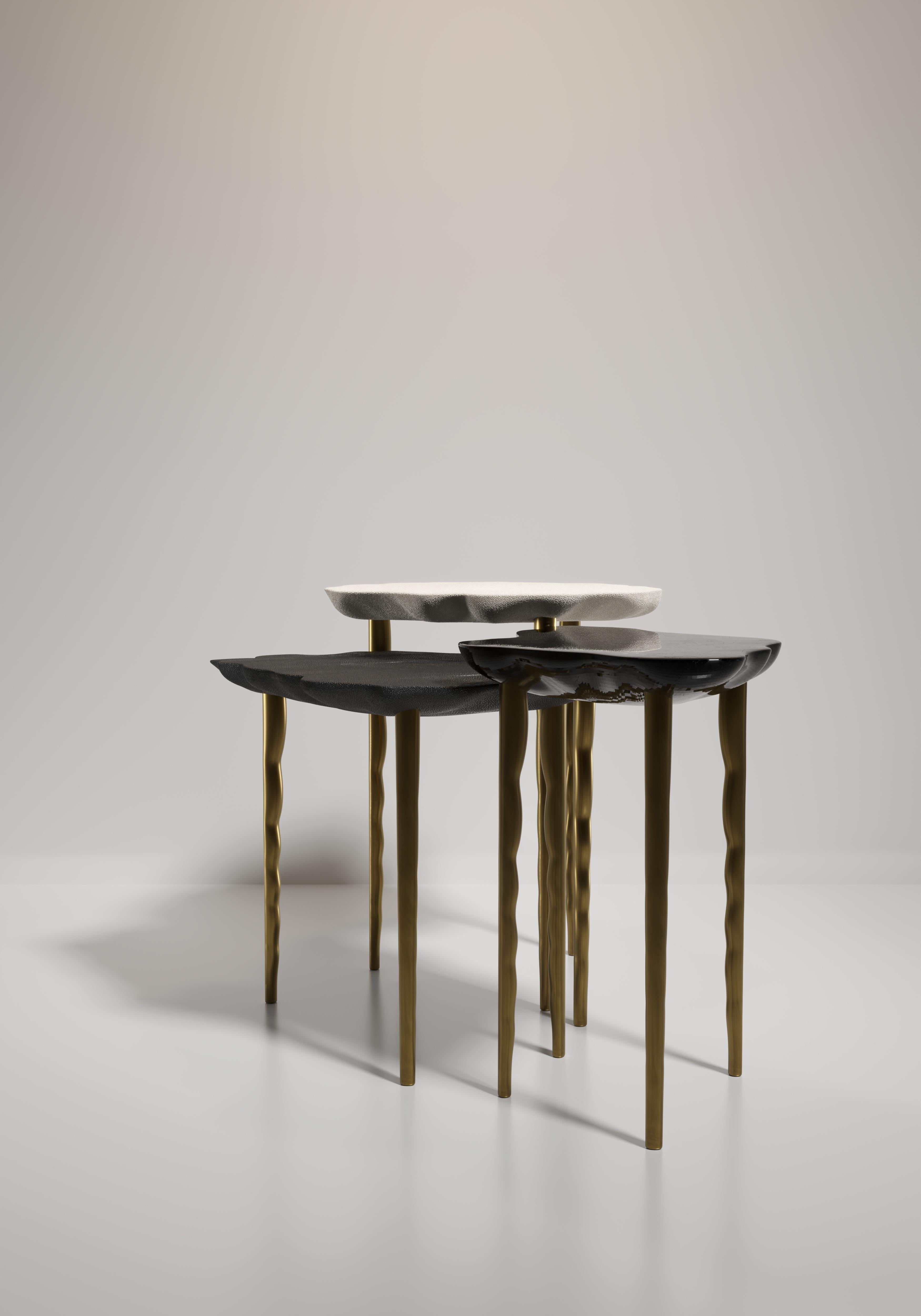 Ottone Tavolino conchiglia intarsiata con dettagli in ottone patinato bronzo di R&Y Augousti in vendita