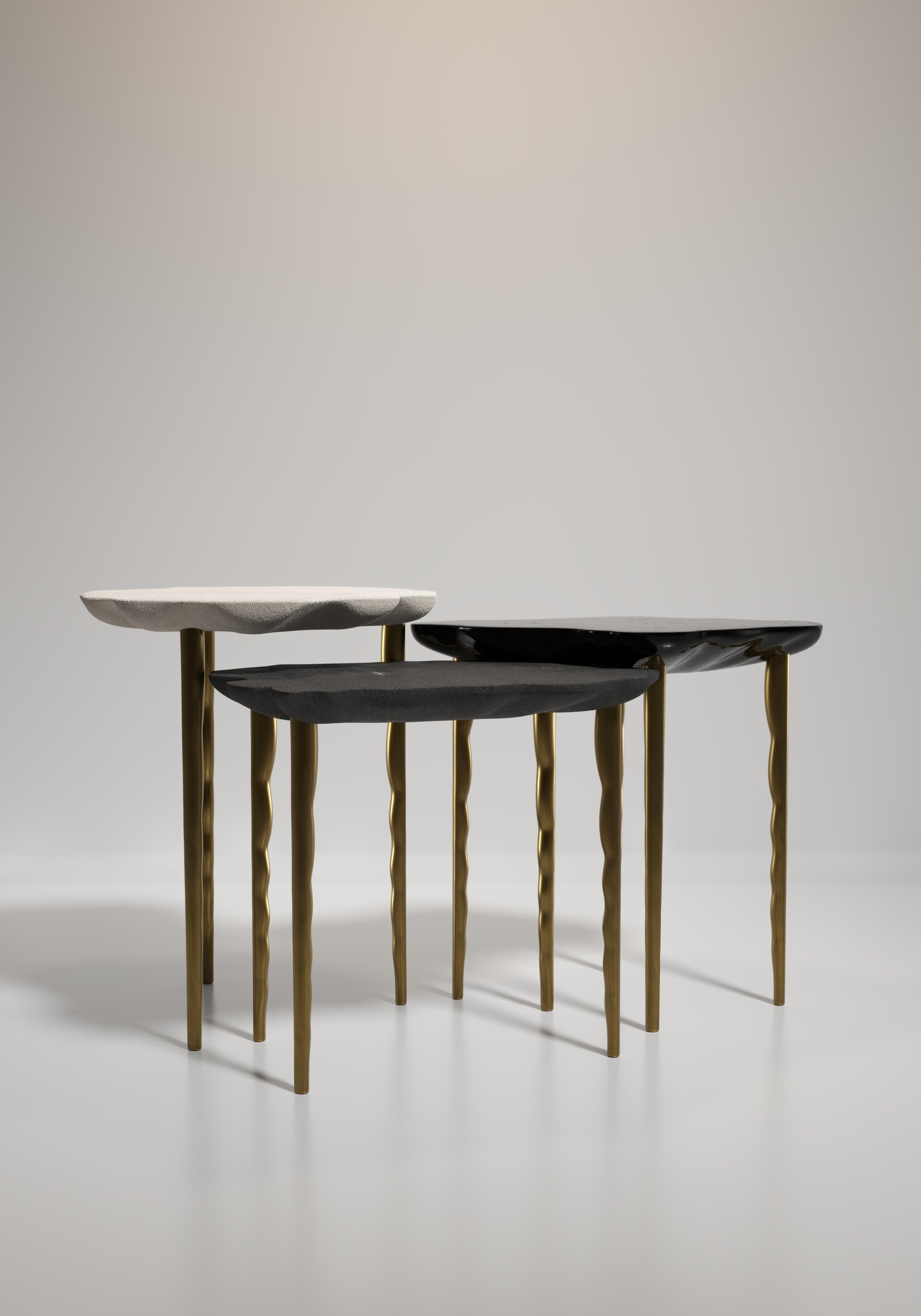 Ottone Tavolino conchiglia intarsiata con dettagli in ottone patinato bronzo di R&Y Augousti in vendita