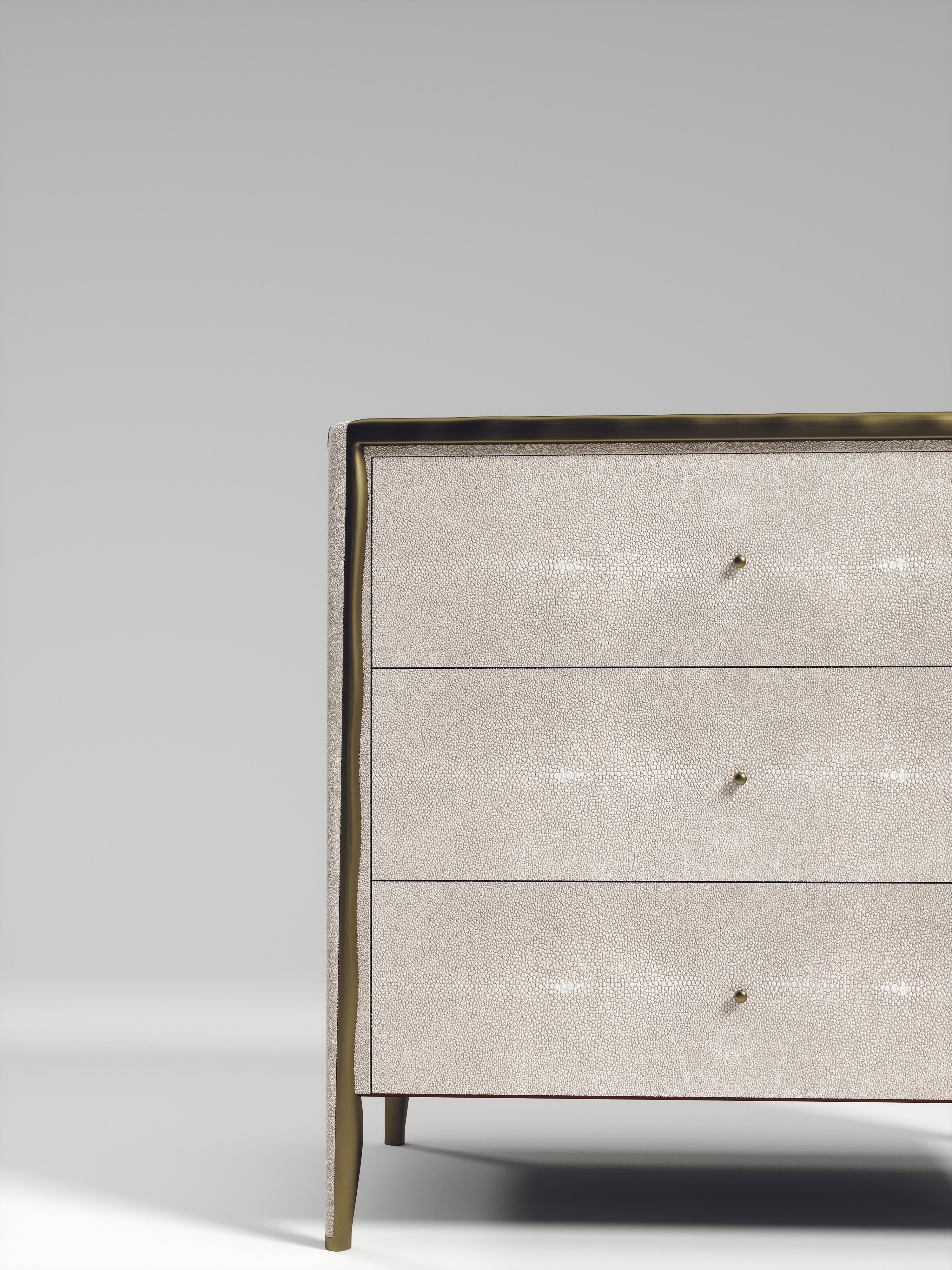 Beistelltisch mit Muschel-Intarsien und Bronze-Patina-Messingdetails von R&Y Augousti im Angebot 2