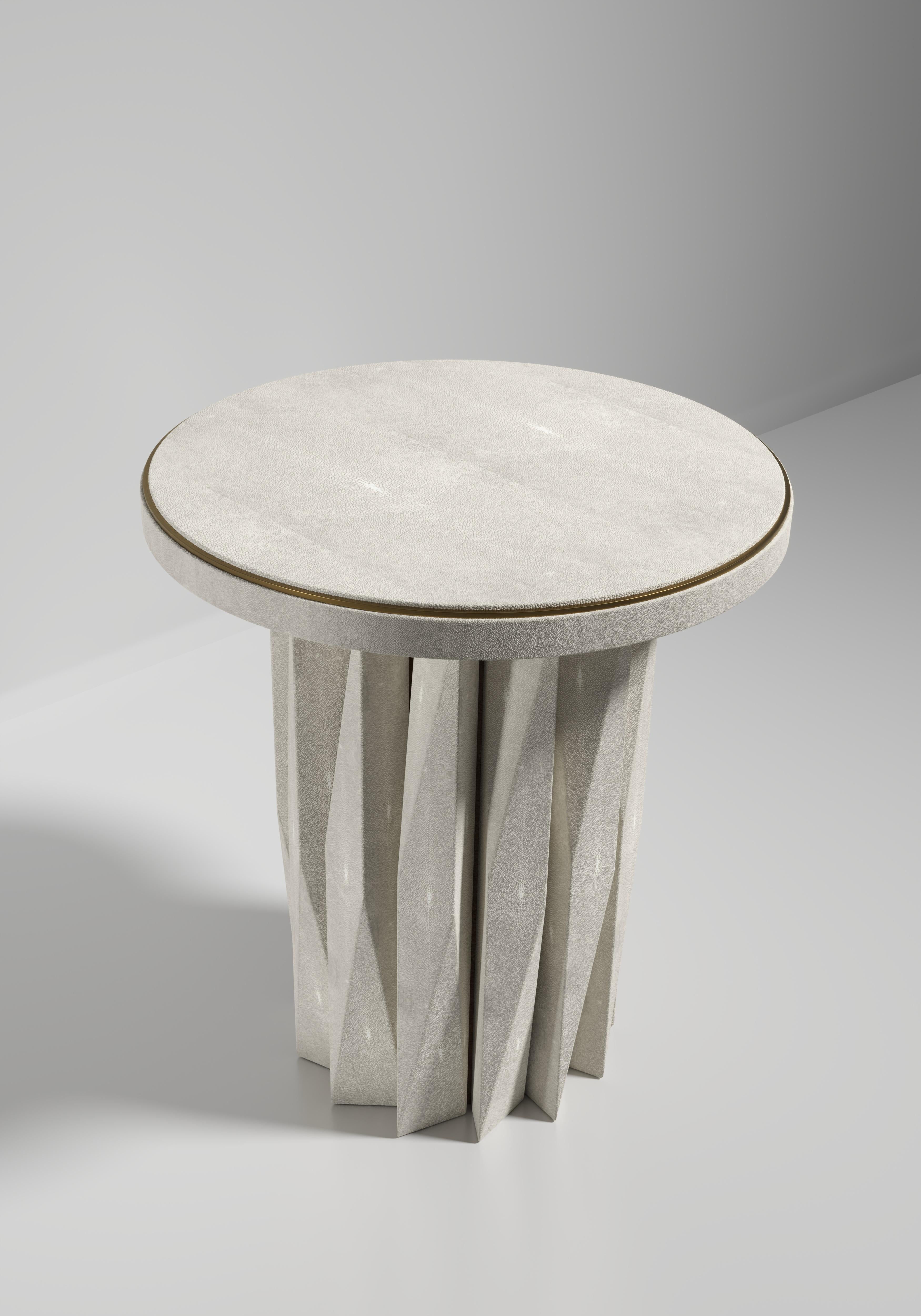 Muschelintarsien-Beistelltisch mit geometrisch geriffelten Details von R&Y Augousti im Angebot 1