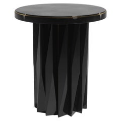 Muschelintarsien-Beistelltisch mit geometrisch geriffelten Details von R&Y Augousti