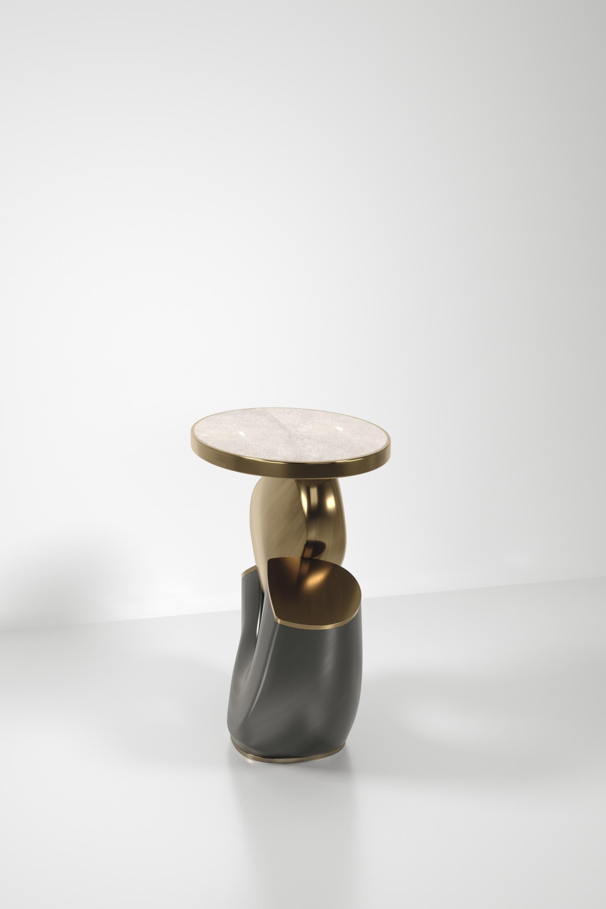 Table d'appoint incrustée de coquillages avec base sculpturale en laiton patiné par R&Y Augousti en vente 2