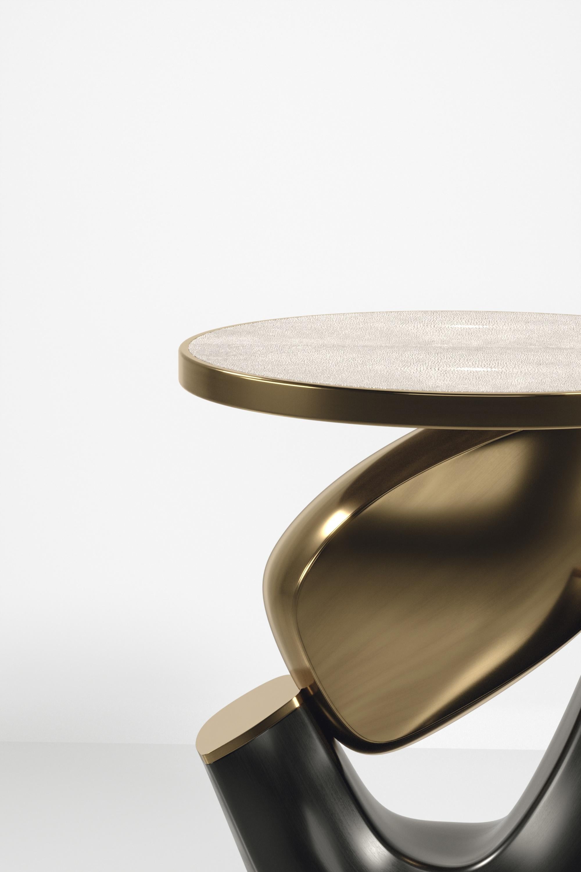 Table d'appoint incrustée de coquillages avec base sculpturale en laiton patiné par R&Y Augousti en vente 9