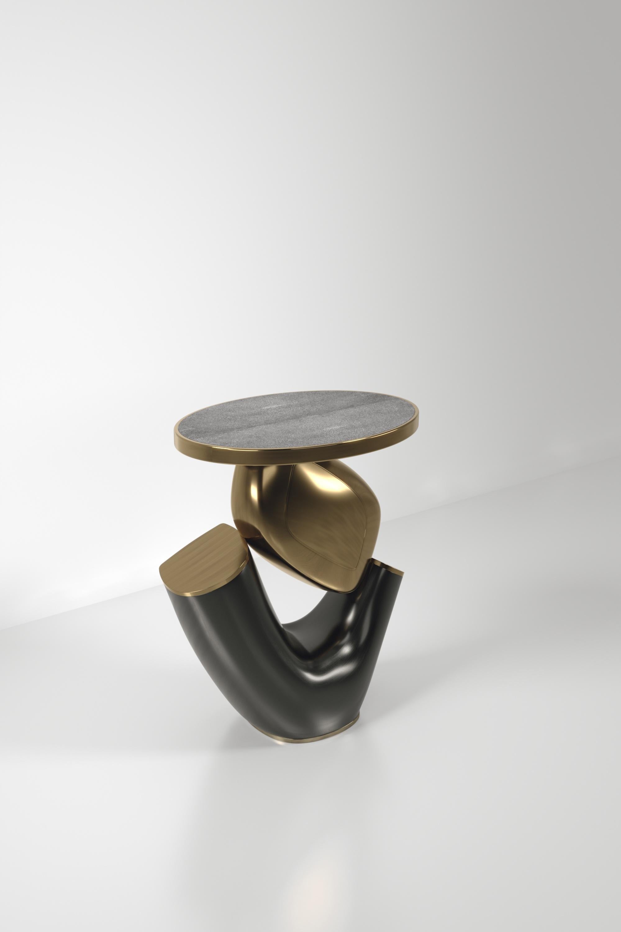 Art déco Table d'appoint incrustée de coquillages avec base sculpturale en laiton patiné par R&Y Augousti en vente
