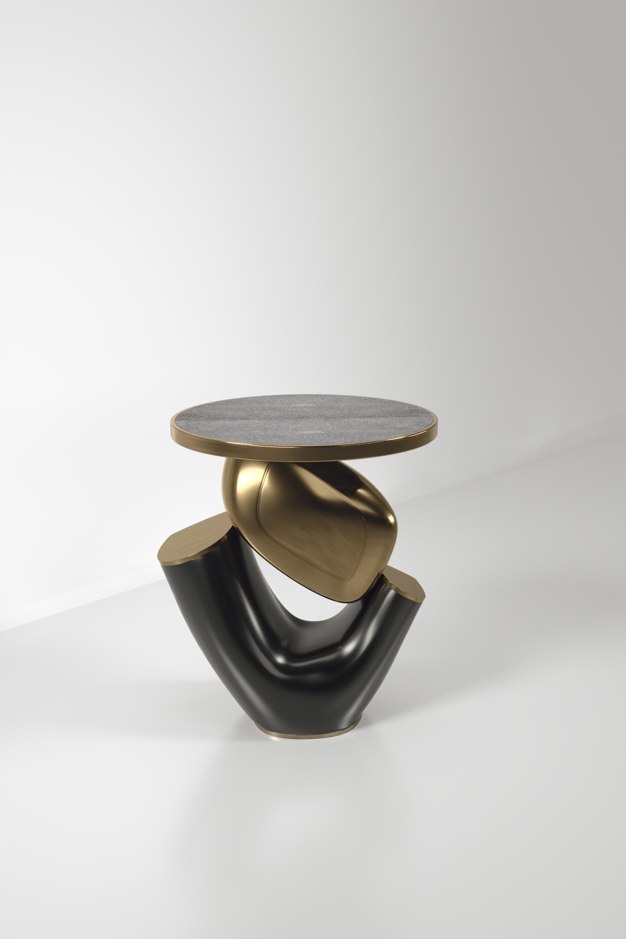 Philippin Table d'appoint incrustée de coquillages avec base sculpturale en laiton patiné par R&Y Augousti en vente