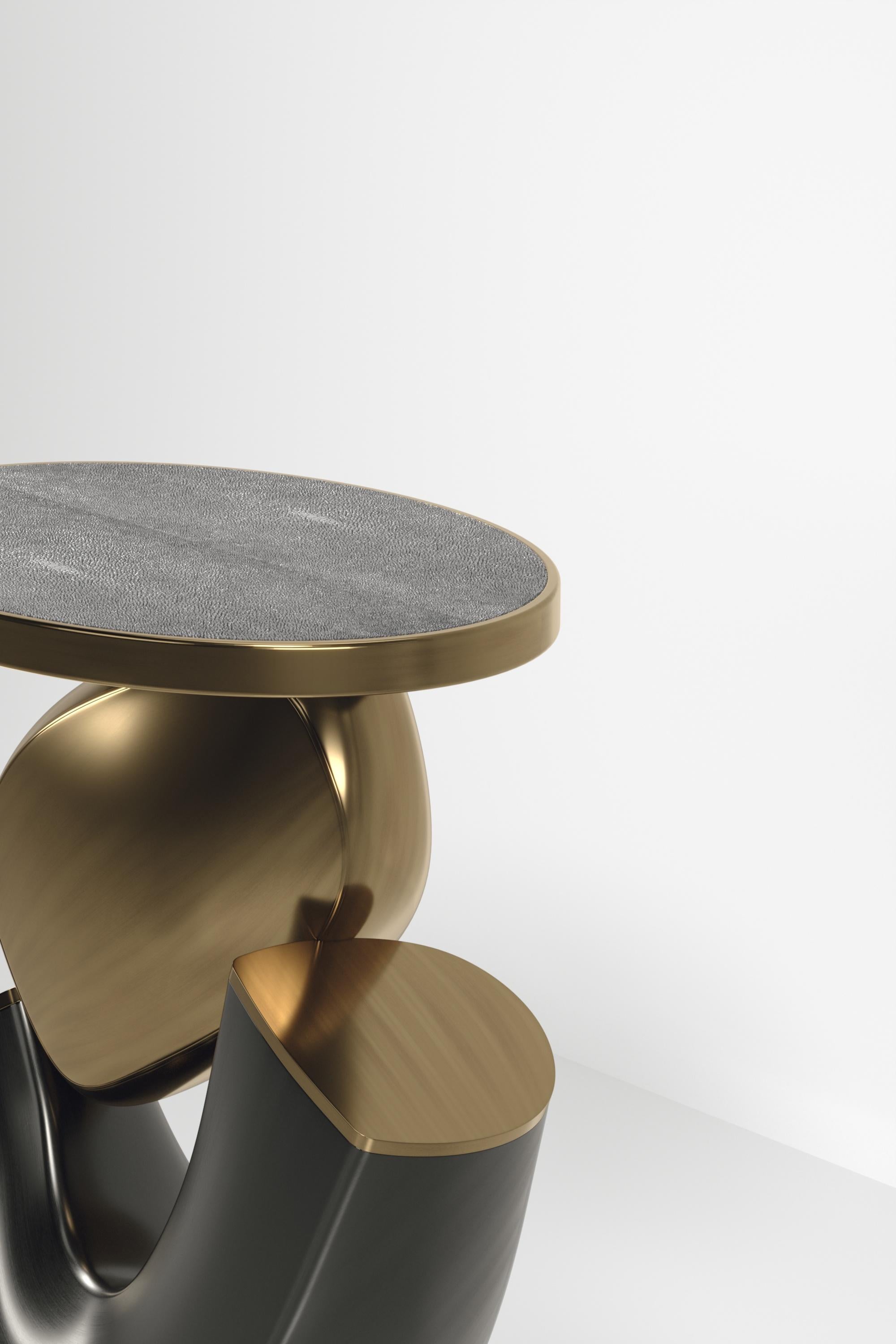 Fait main Table d'appoint incrustée de coquillages avec base sculpturale en laiton patiné par R&Y Augousti en vente