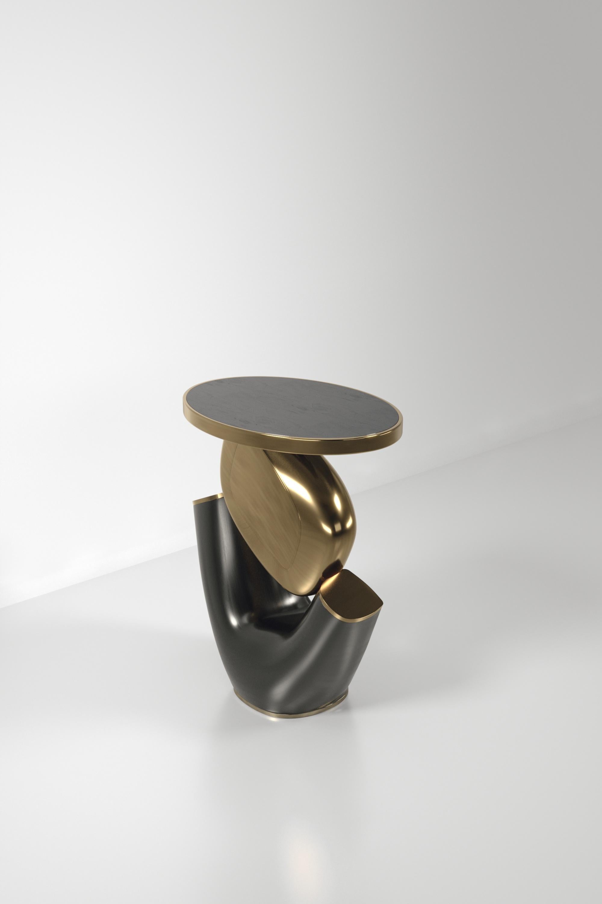 Table d'appoint incrustée de coquillages avec base sculpturale en laiton patiné par R&Y Augousti Neuf - En vente à New York, NY