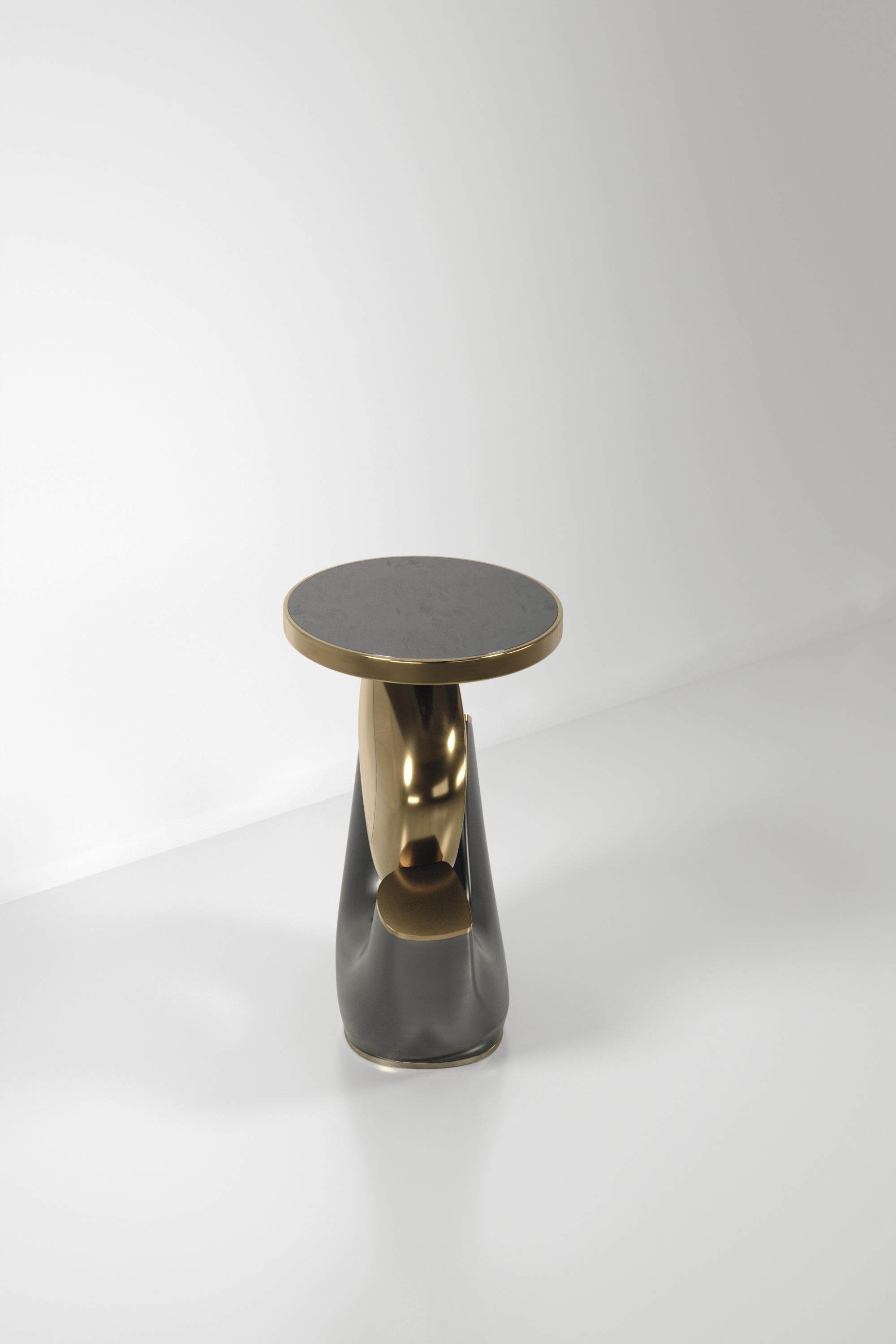 XXIe siècle et contemporain Table d'appoint incrustée de coquillages avec base sculpturale en laiton patiné par R&Y Augousti en vente