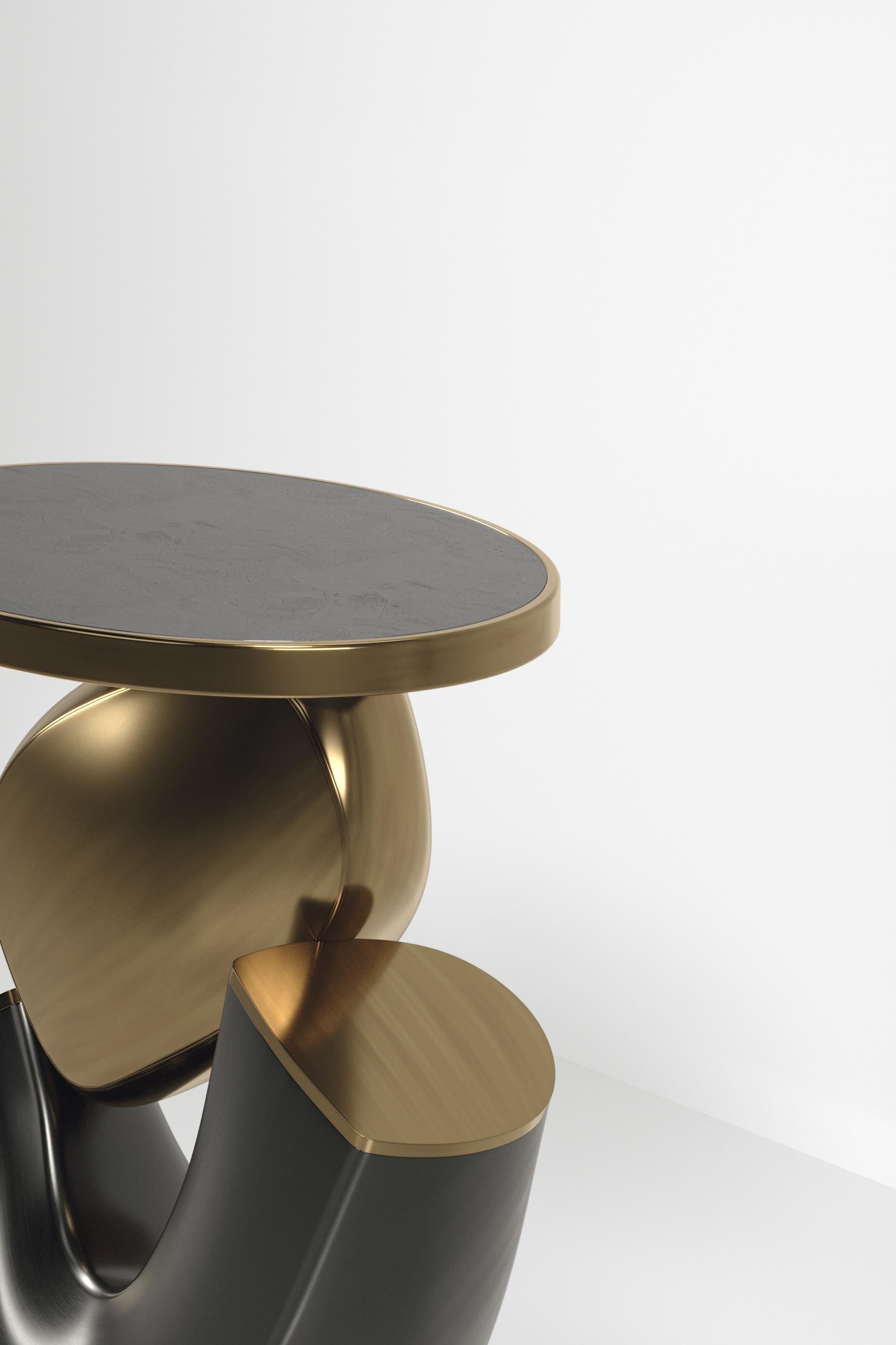 Laiton Table d'appoint incrustée de coquillages avec base sculpturale en laiton patiné par R&Y Augousti en vente